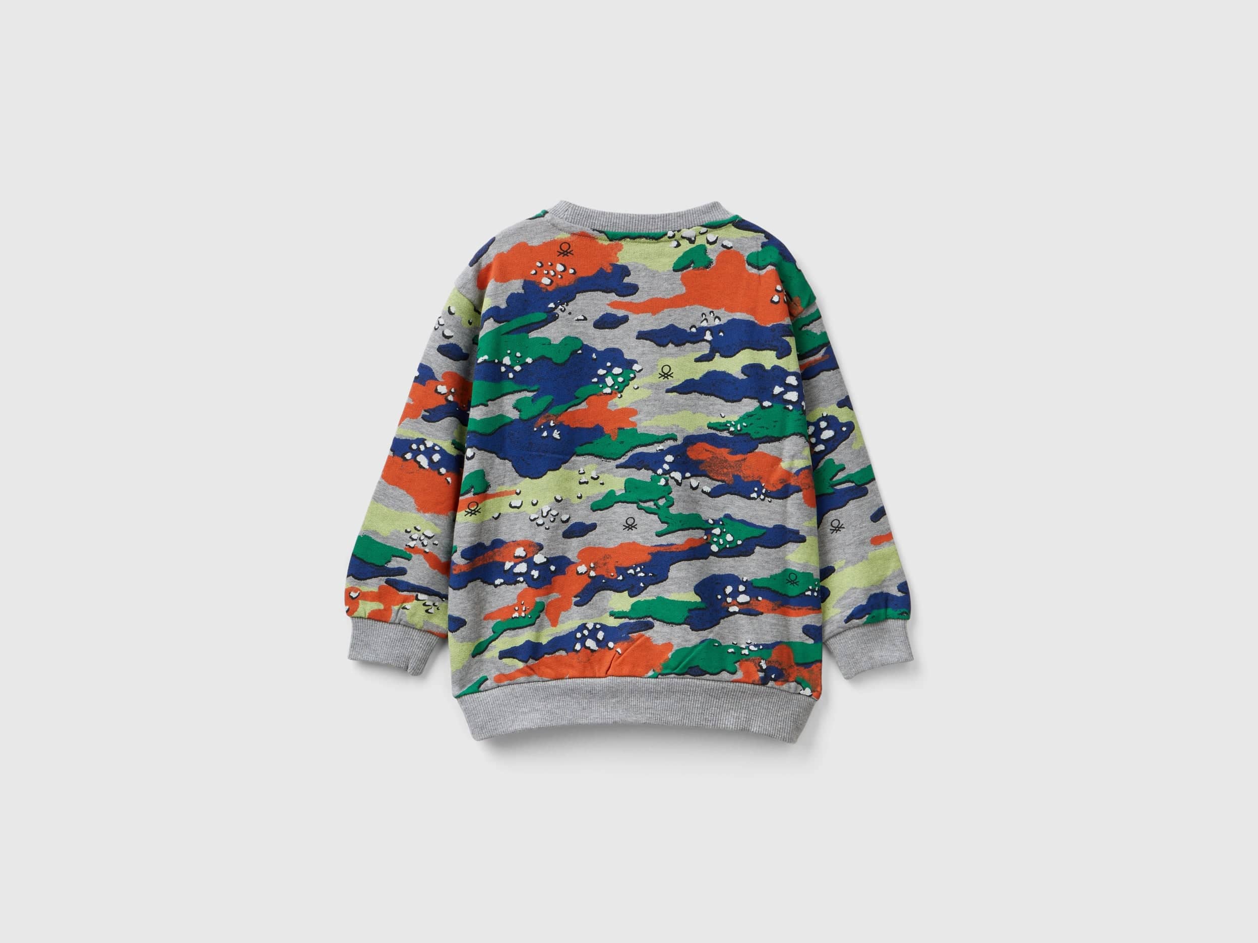 يونايتد كولورز اوف بينيتون سويت شيرت اولادي بأكمام طويلة وياقة دائرية مع طباعة تمويه وجيب كنغر