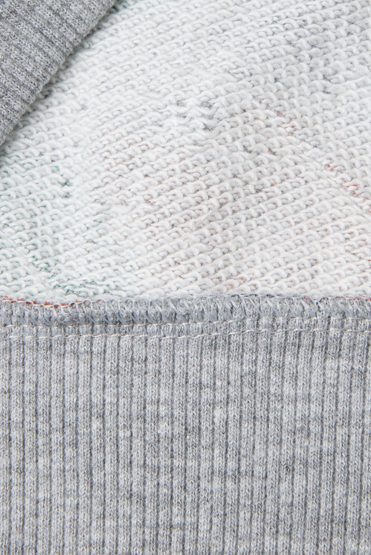 يونايتد كولورز اوف بينيتون سويت شيرت اولادي بأكمام طويلة وياقة دائرية مع طباعة تمويه وجيب كنغر