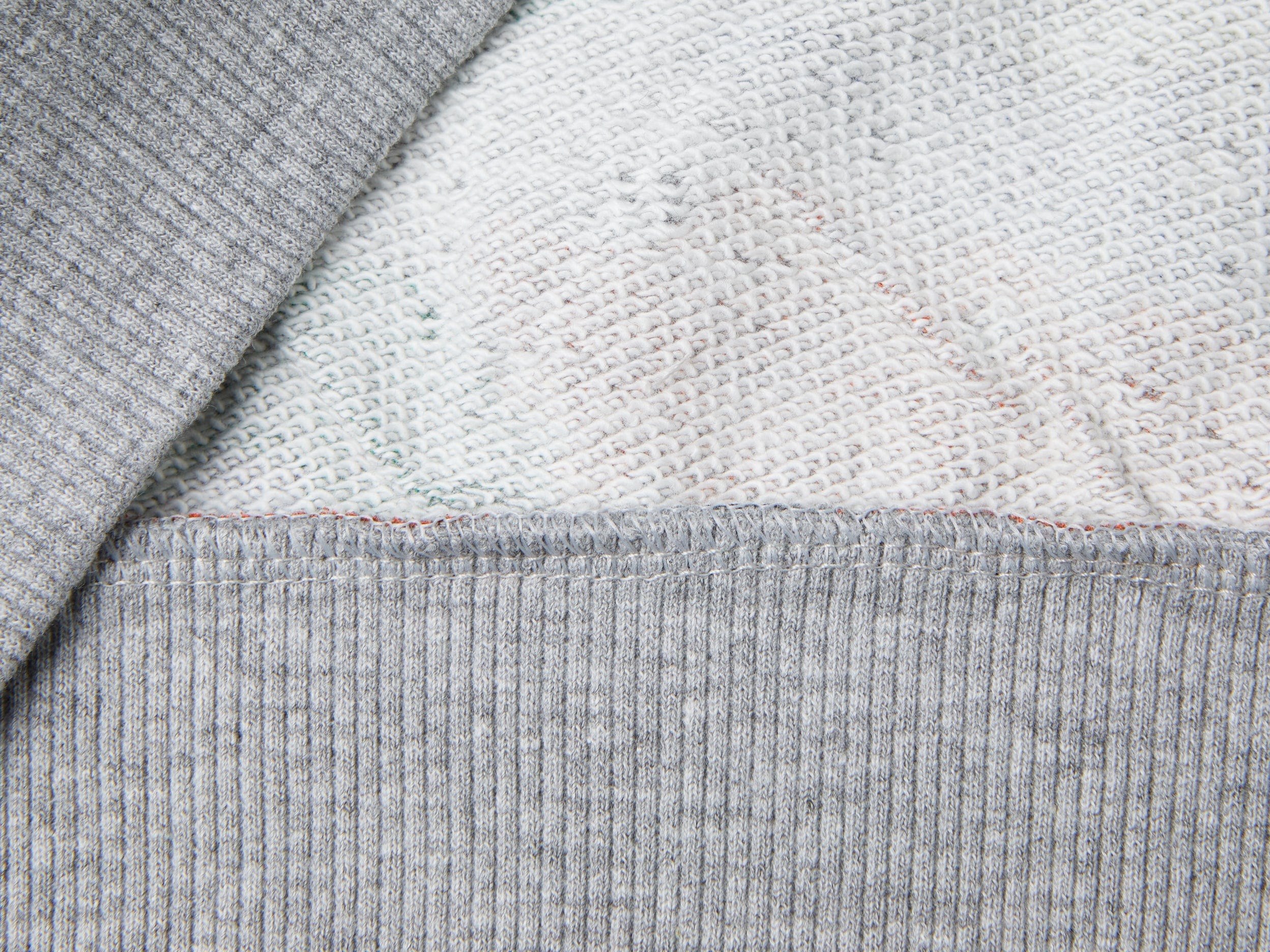 يونايتد كولورز اوف بينيتون سويت شيرت اولادي بأكمام طويلة وياقة دائرية مع طباعة تمويه وجيب كنغر