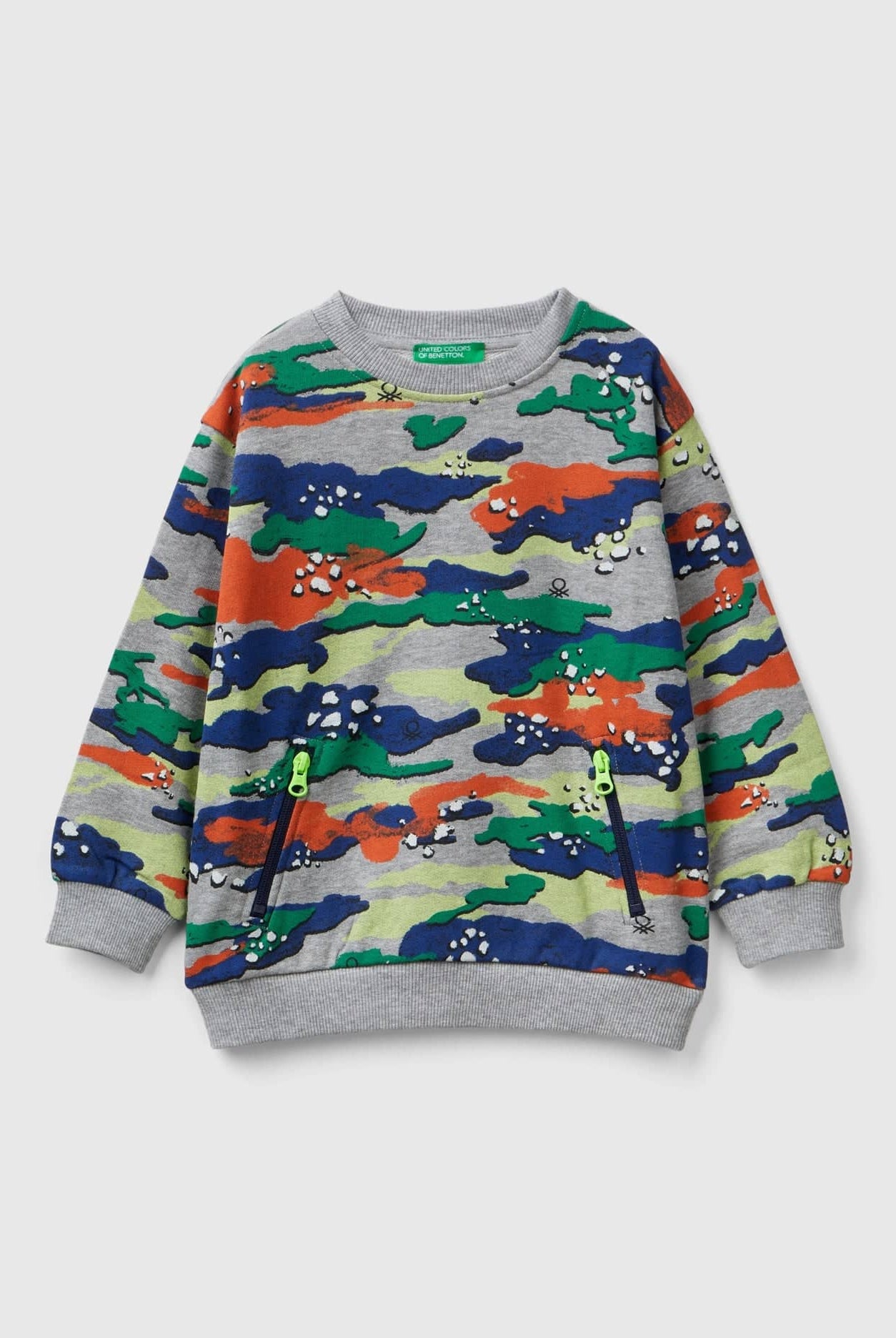 يونايتد كولورز اوف بينيتون سويت شيرت اولادي بأكمام طويلة وياقة دائرية مع طباعة تمويه وجيب كنغر