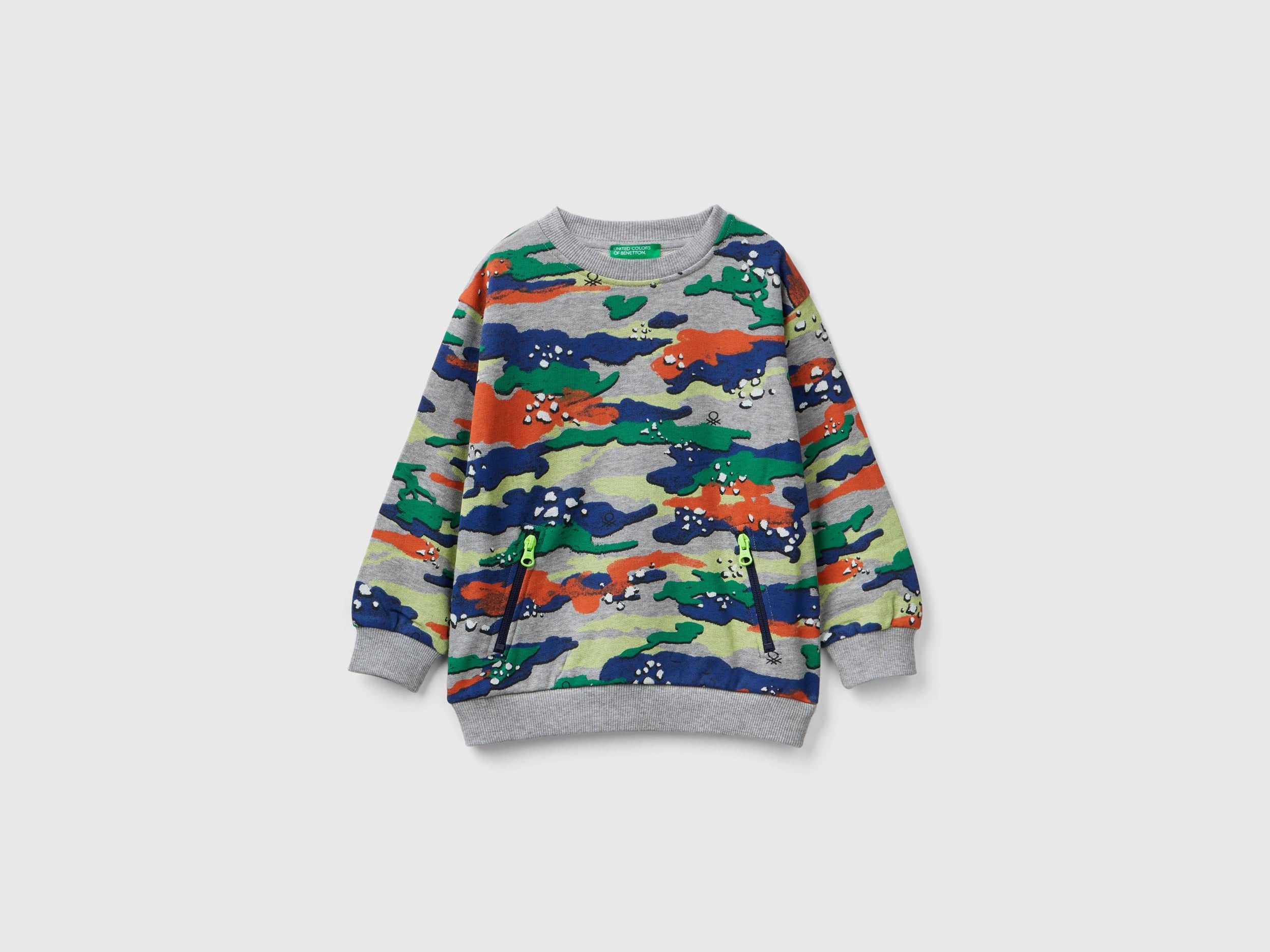 يونايتد كولورز اوف بينيتون سويت شيرت اولادي بأكمام طويلة وياقة دائرية مع طباعة تمويه وجيب كنغر