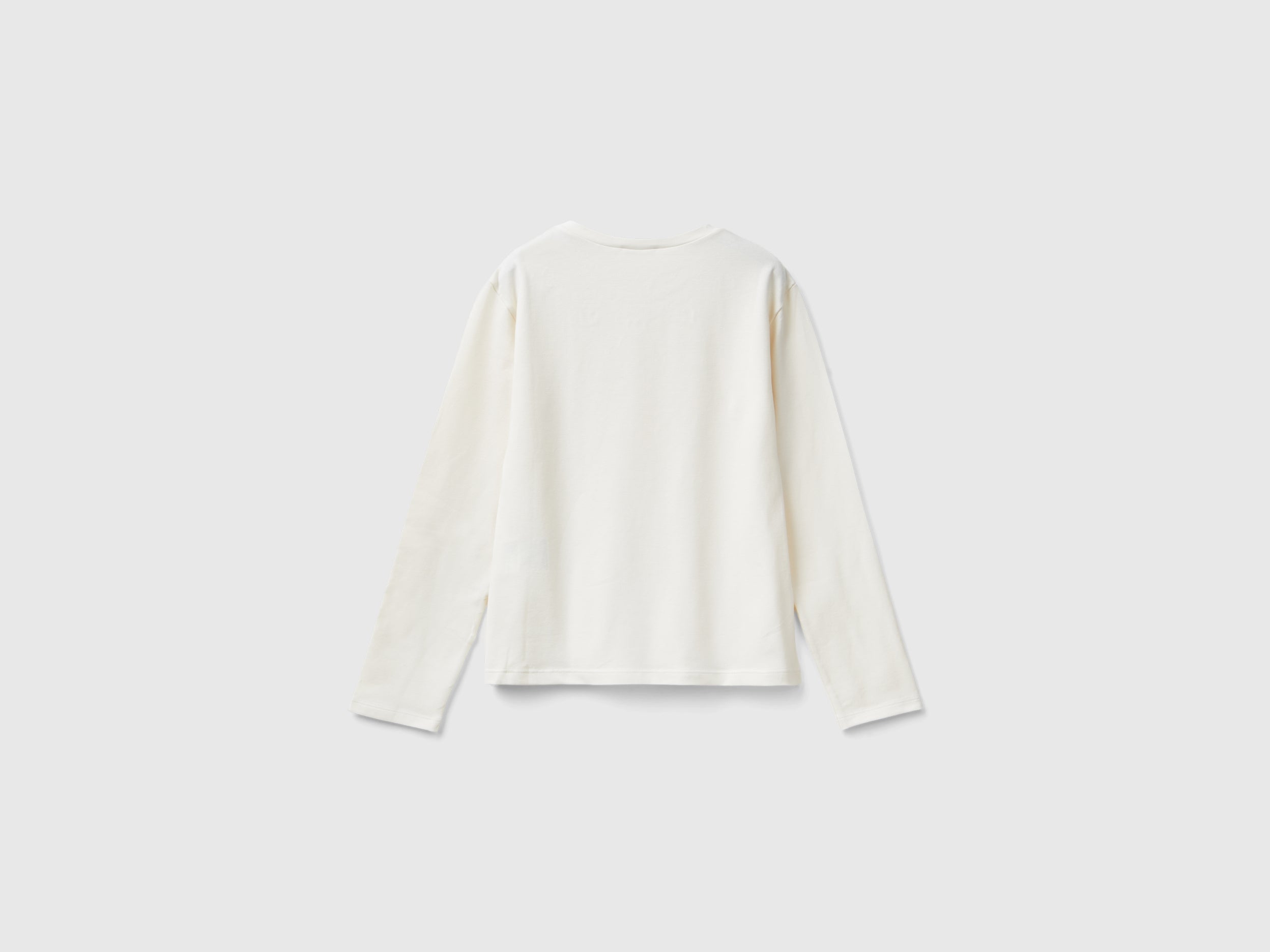 يونايتد كولورز اوف بينيتون تي شيرت بناتي بأكمام طويلة من قطن عضوي نقي بياقة دائرية ورسمه على الصدر