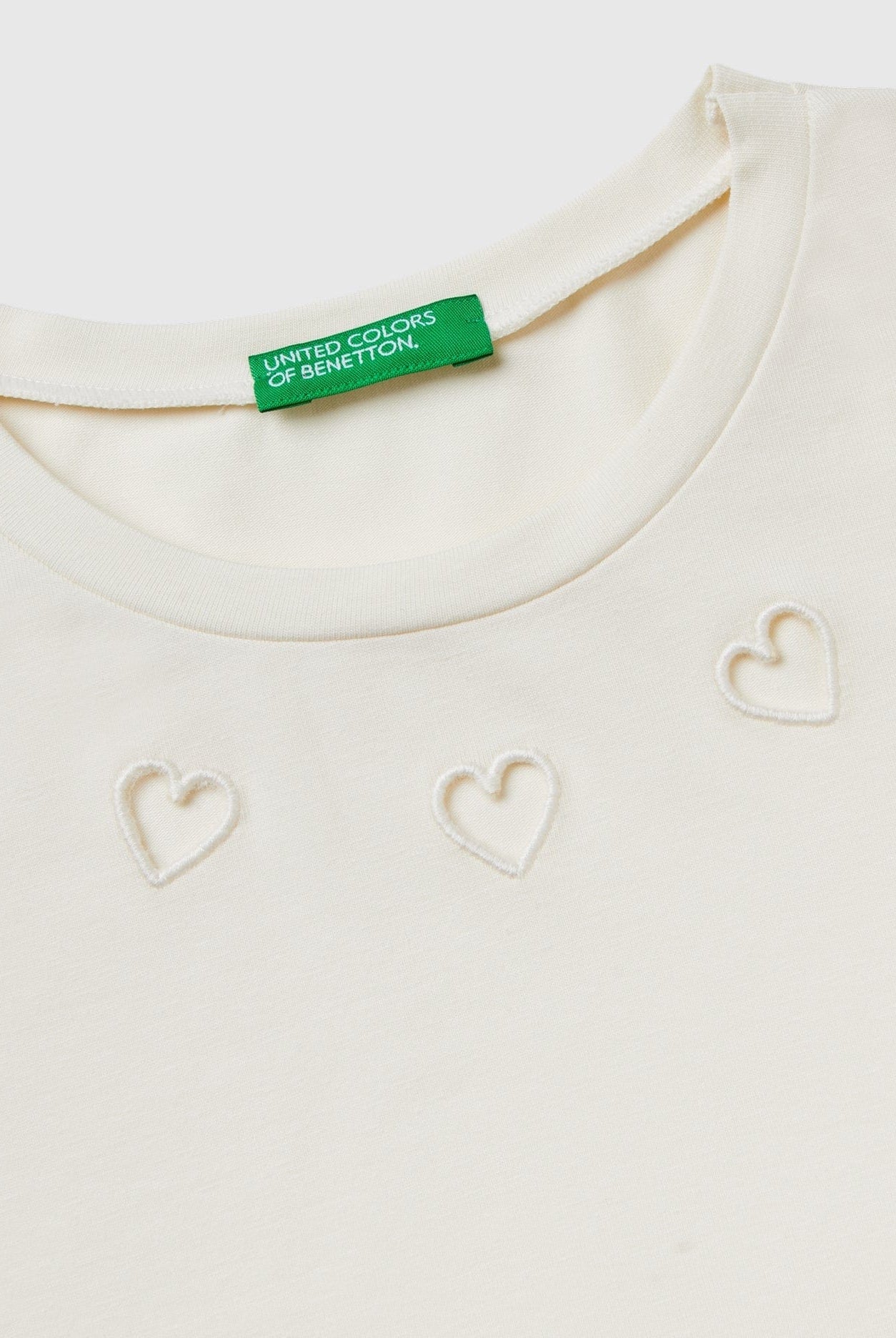 يونايتد كولورز اوف بينيتون تي شيرت بناتي بأكمام طويلة من قطن عضوي نقي بياقة دائرية ورسمه على الصدر