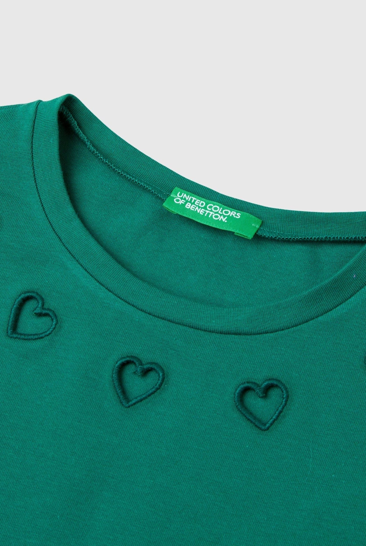 يونايتد كولورز اوف بينيتون تي شيرت بناتي بأكمام طويلة من قطن عضوي نقي بياقة دائرية ورسمه على الصدر