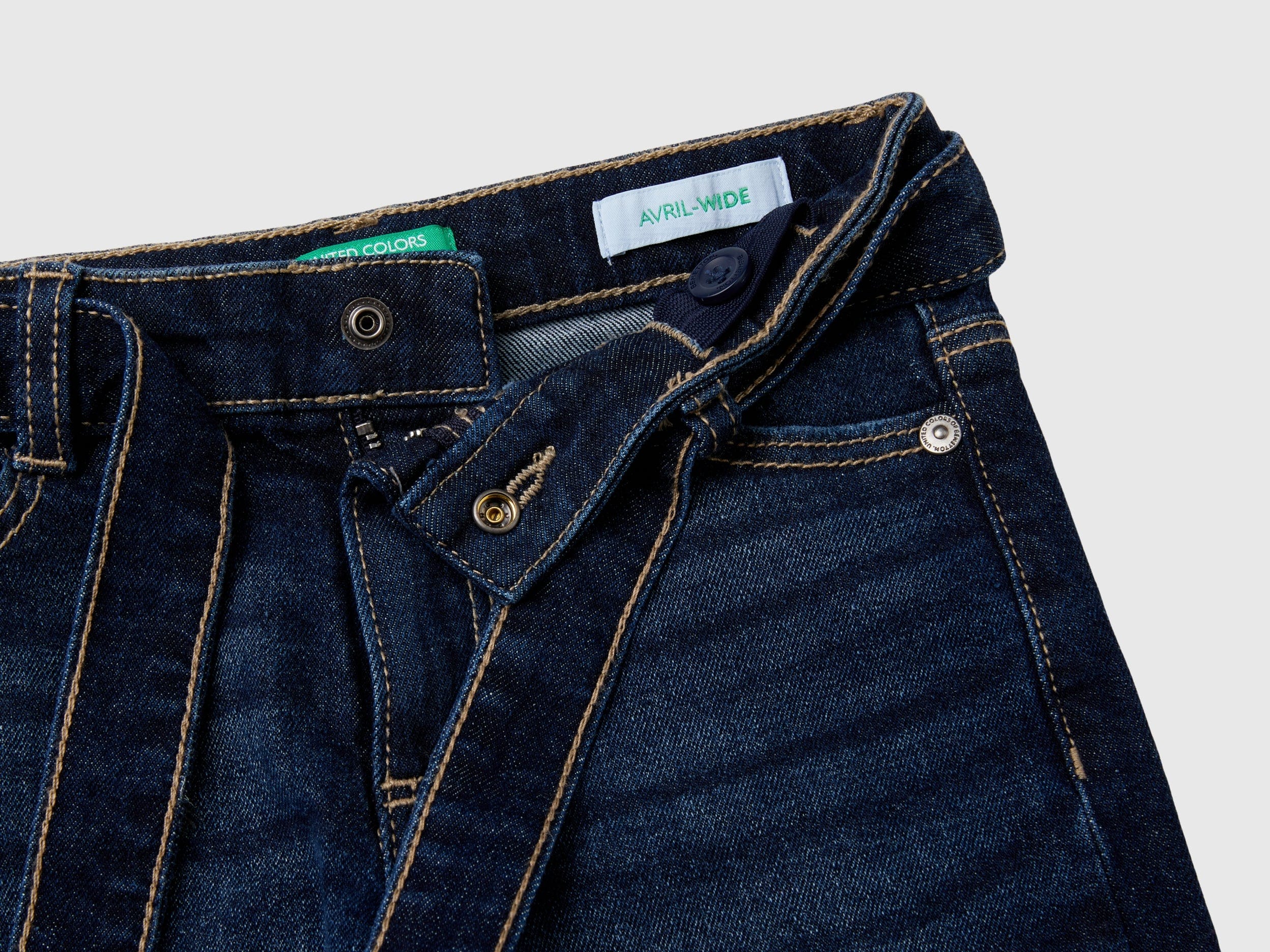 يونايتد كولورز اوف بينيتون بنطلون جينز بناتي طويل واسع ب حزام على الخصر ب خمس جيوب