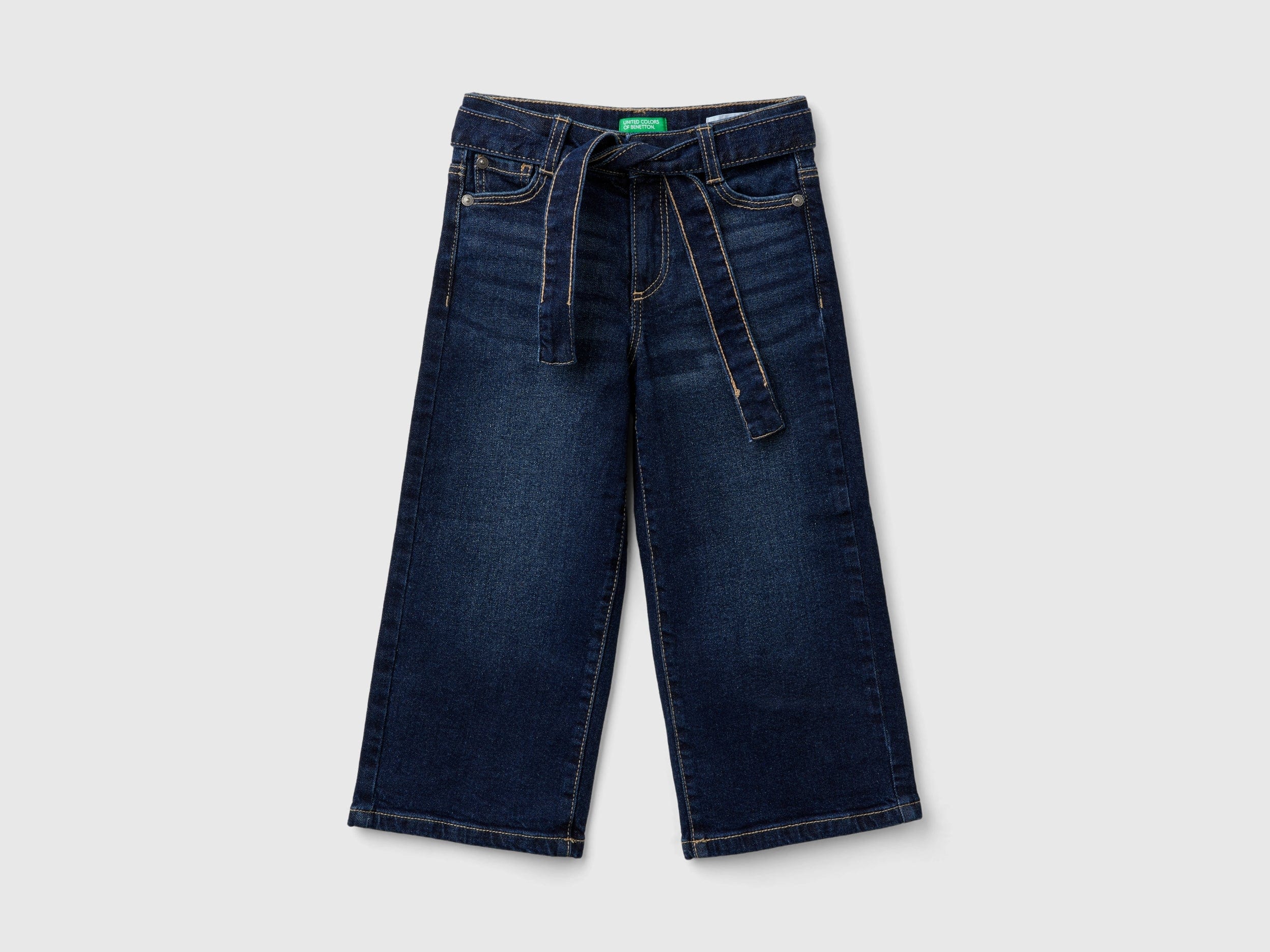 يونايتد كولورز اوف بينيتون بنطلون جينز بناتي طويل واسع ب حزام على الخصر ب خمس جيوب