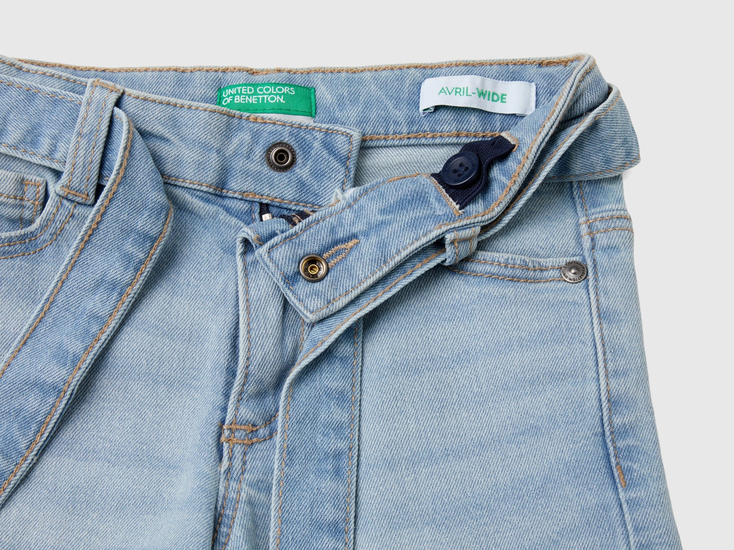 يونايتد كولورز اوف بينيتون بنطلون جينز بناتي طويل واسع ب حزام على الخصر ب خمس جيوب