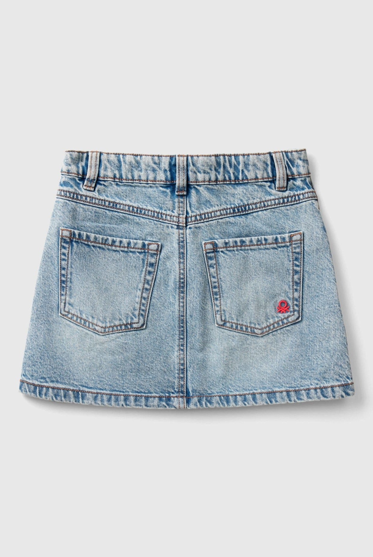 يونايتد كولورز اوف بينيتون تنورة جينز بناتي قصيرة بسحاب وزر وجيوب أمامية وخلفيه