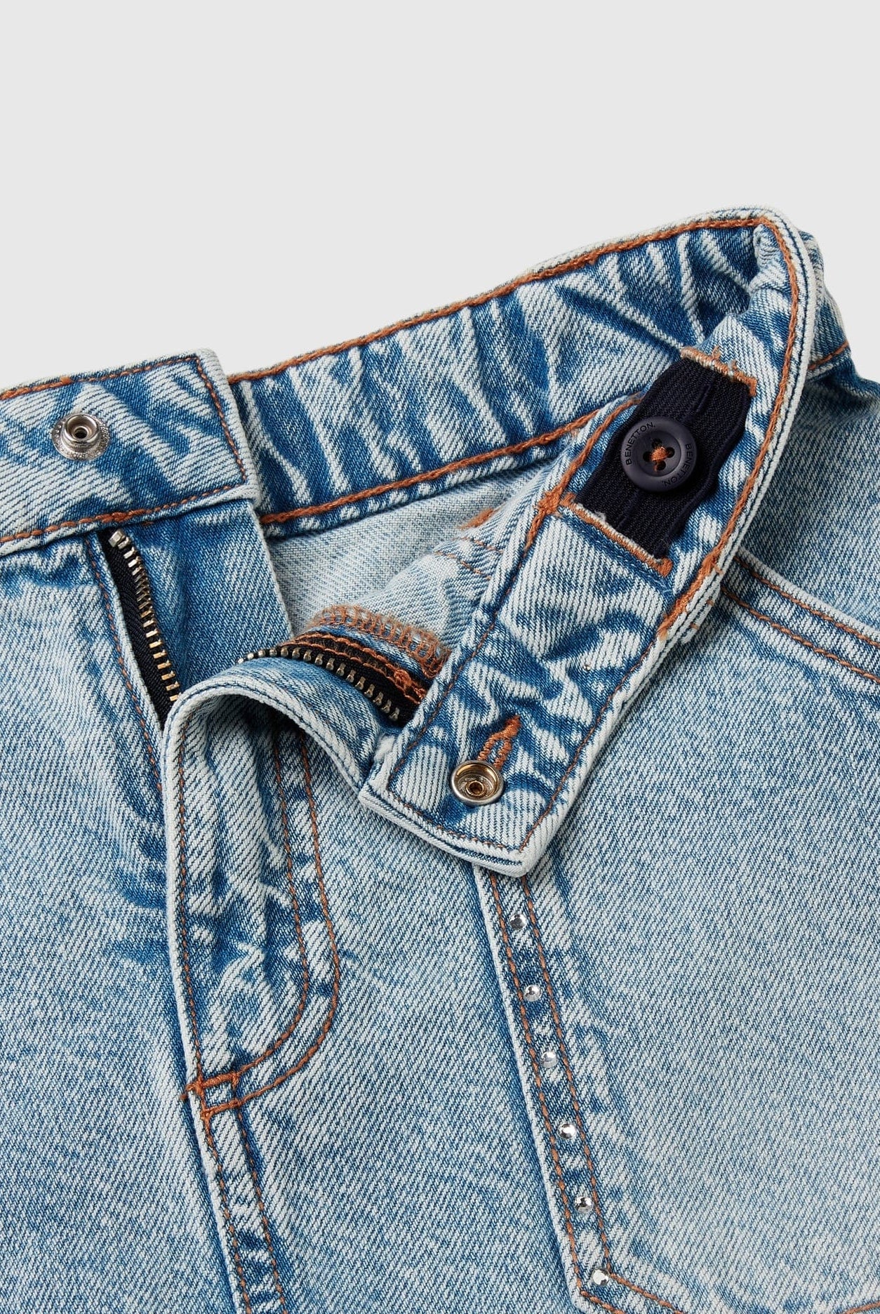 يونايتد كولورز اوف بينيتون تنورة جينز بناتي قصيرة بسحاب وزر وجيوب أمامية وخلفيه