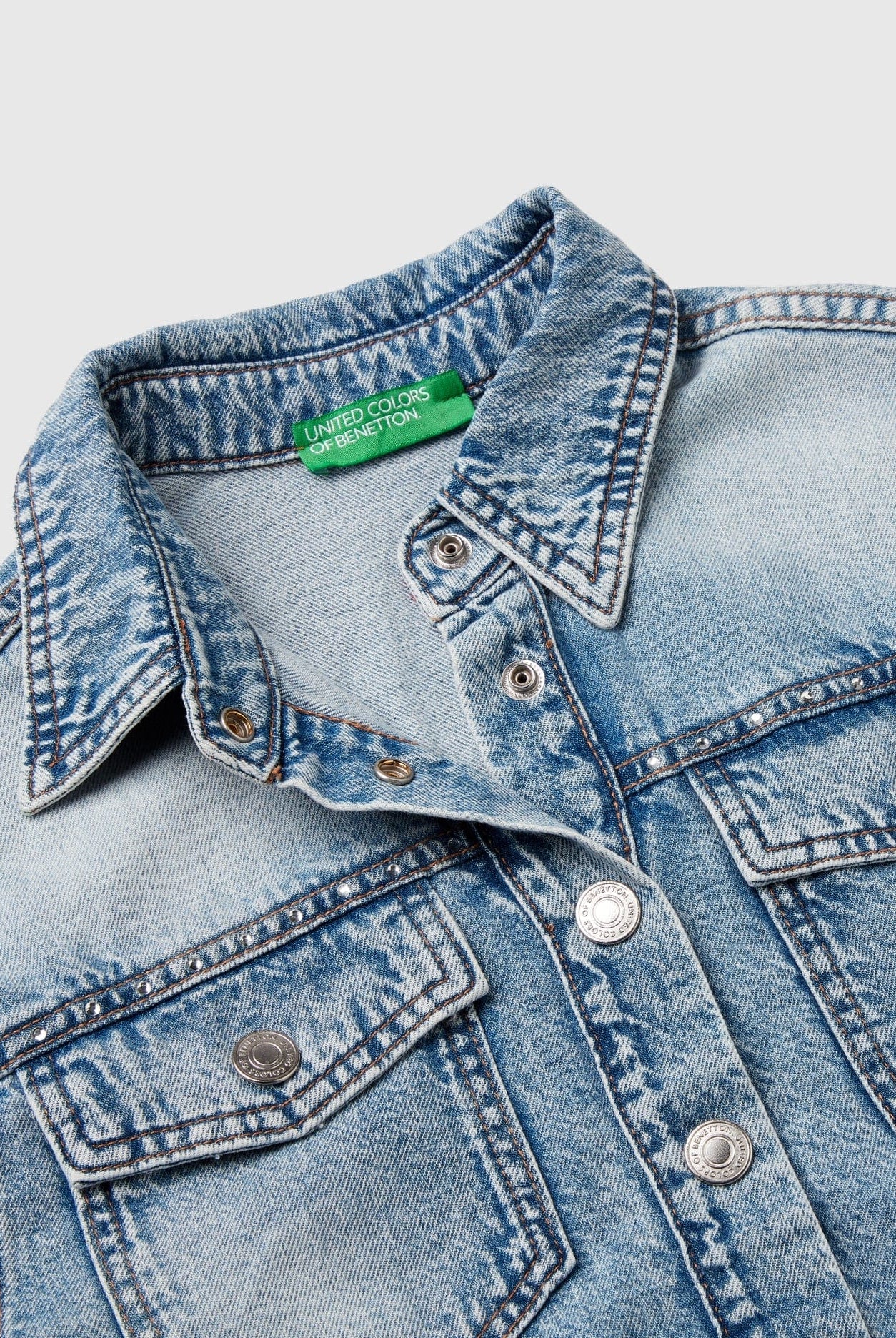 يونايتد كولورز اوف بينيتون قميص بناتي جينز بياقة كلاسيكية بأزرار الأمام وأكمام طويلة