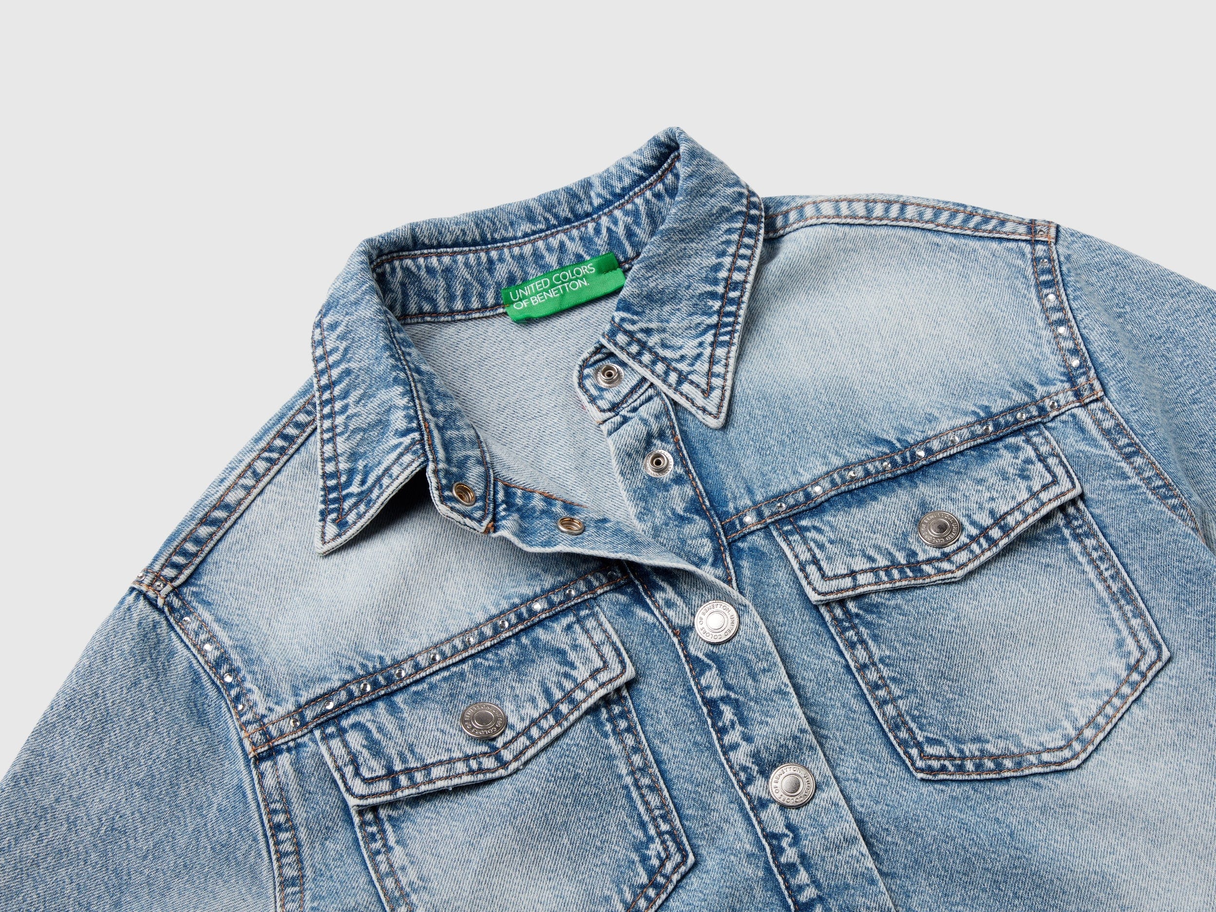 يونايتد كولورز اوف بينيتون قميص بناتي جينز بياقة كلاسيكية بأزرار الأمام وأكمام طويلة