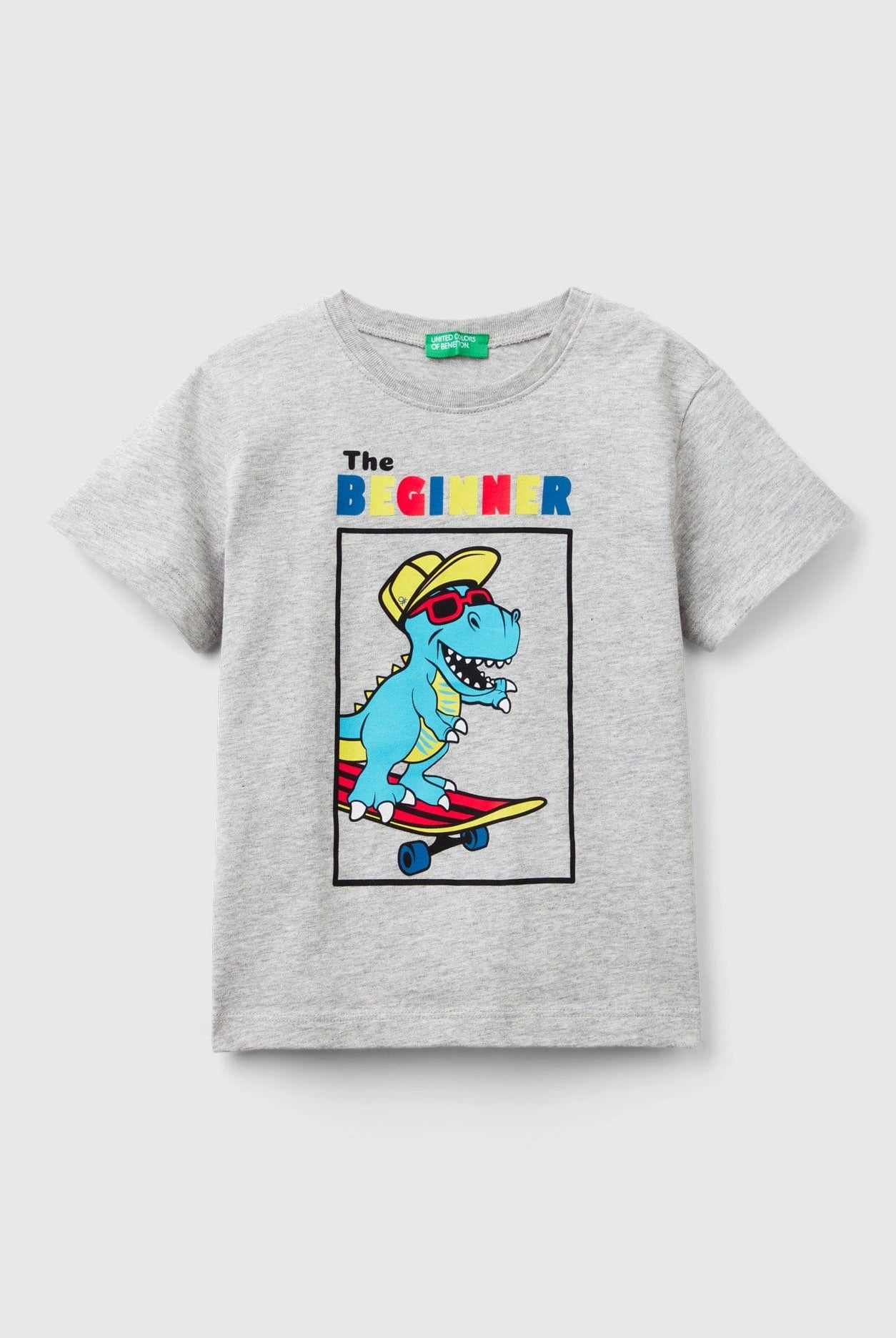 يونايتد كولورز اوف بينيتون تيشيرت بقصة عادية ورقبة دائرية بطباعة ملونة على الواجهة أطفالي