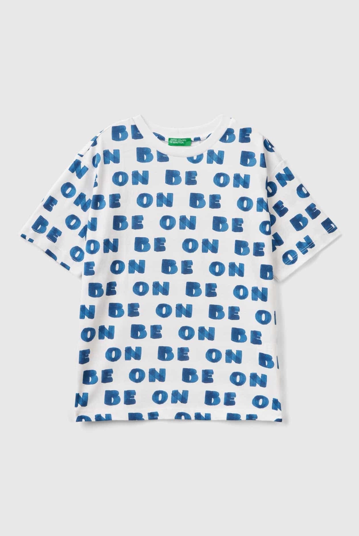 يونايتد كولورز اوف بينيتون تي شيرت برقبة دائرية مطبوع بالكامل بشعار مطرز على الظهر للأولاد