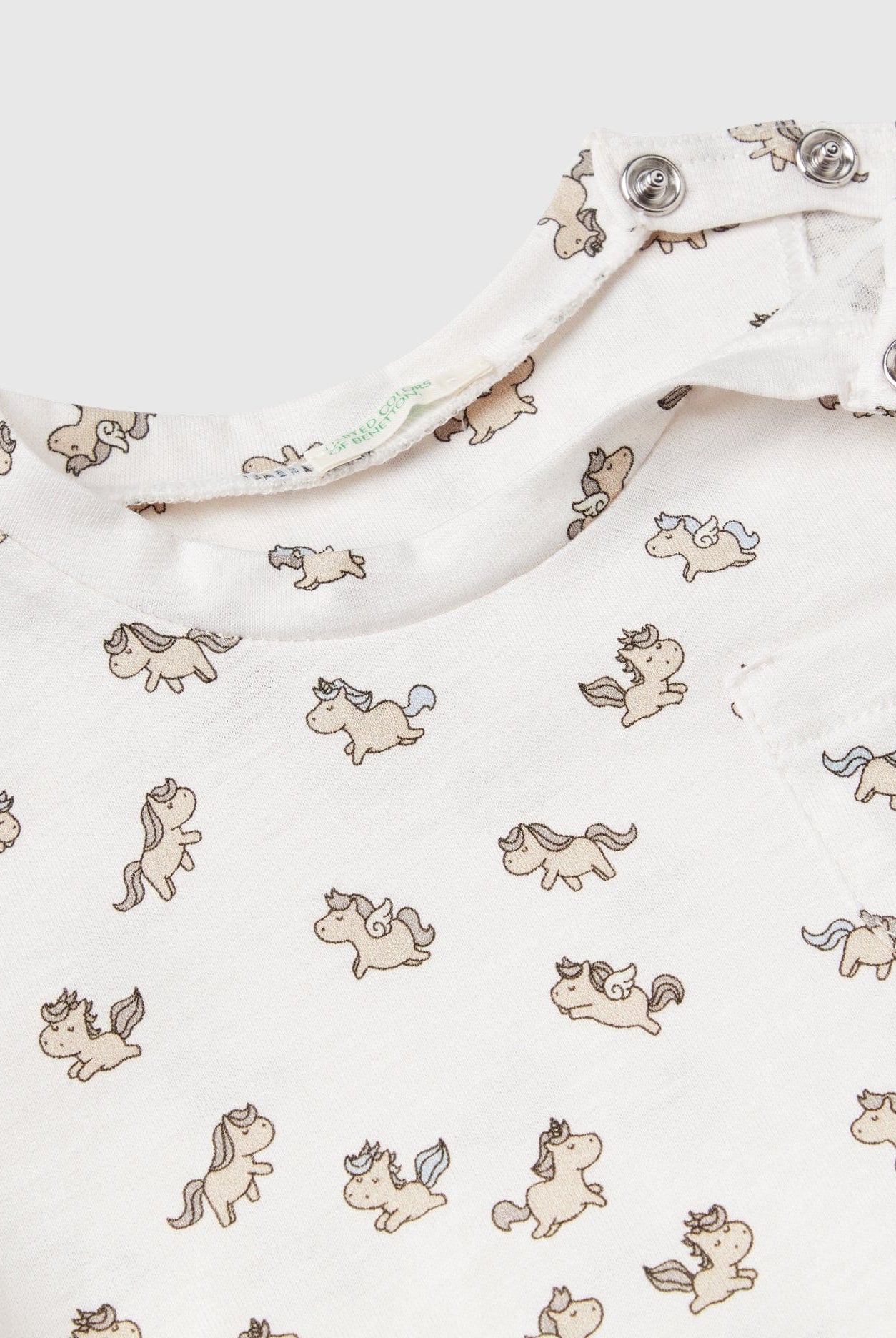 يونايتد كولورز اوف بينيتون تيشيرت رضع بنقشة مطرزة بشعار أرنب وأزرار للكتف