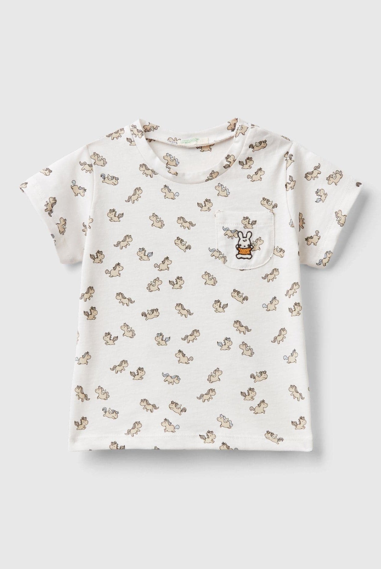 يونايتد كولورز اوف بينيتون تيشيرت رضع بنقشة مطرزة بشعار أرنب وأزرار للكتف