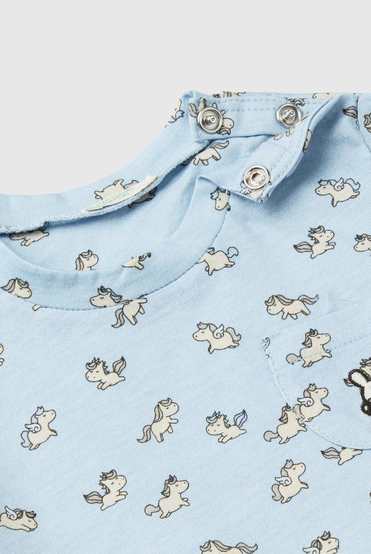 يونايتد كولورز اوف بينيتون تيشيرت رضع بنقشة مطرزة بشعار أرنب وأزرار للكتف