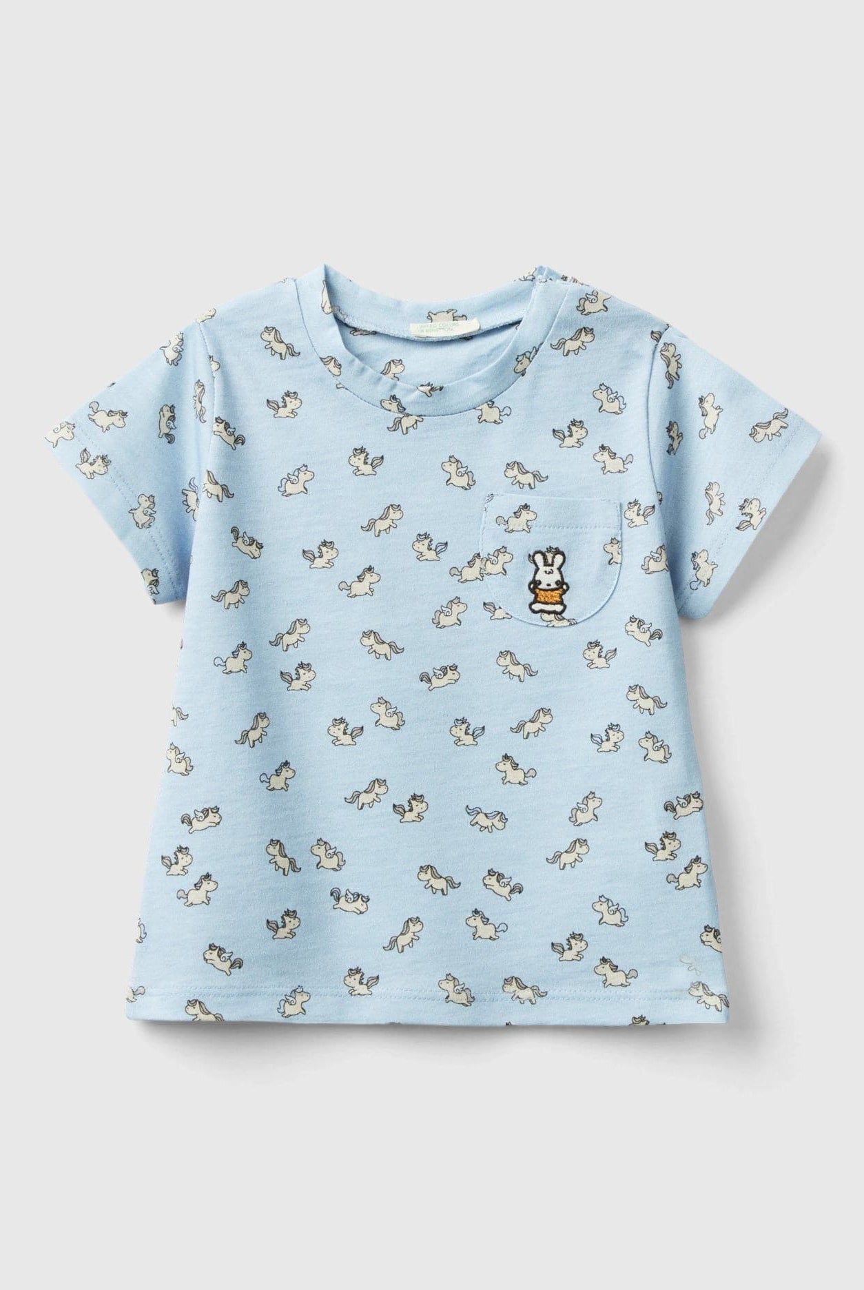 يونايتد كولورز اوف بينيتون تيشيرت رضع بنقشة مطرزة بشعار أرنب وأزرار للكتف