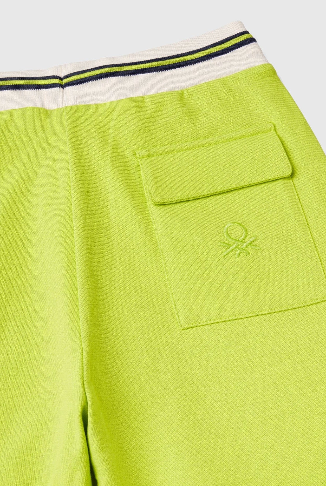 يونايتد كولورز اوف بينيتون شورت برمودا بخصر وجيب خلفي مطرز بالشعار أطفالي