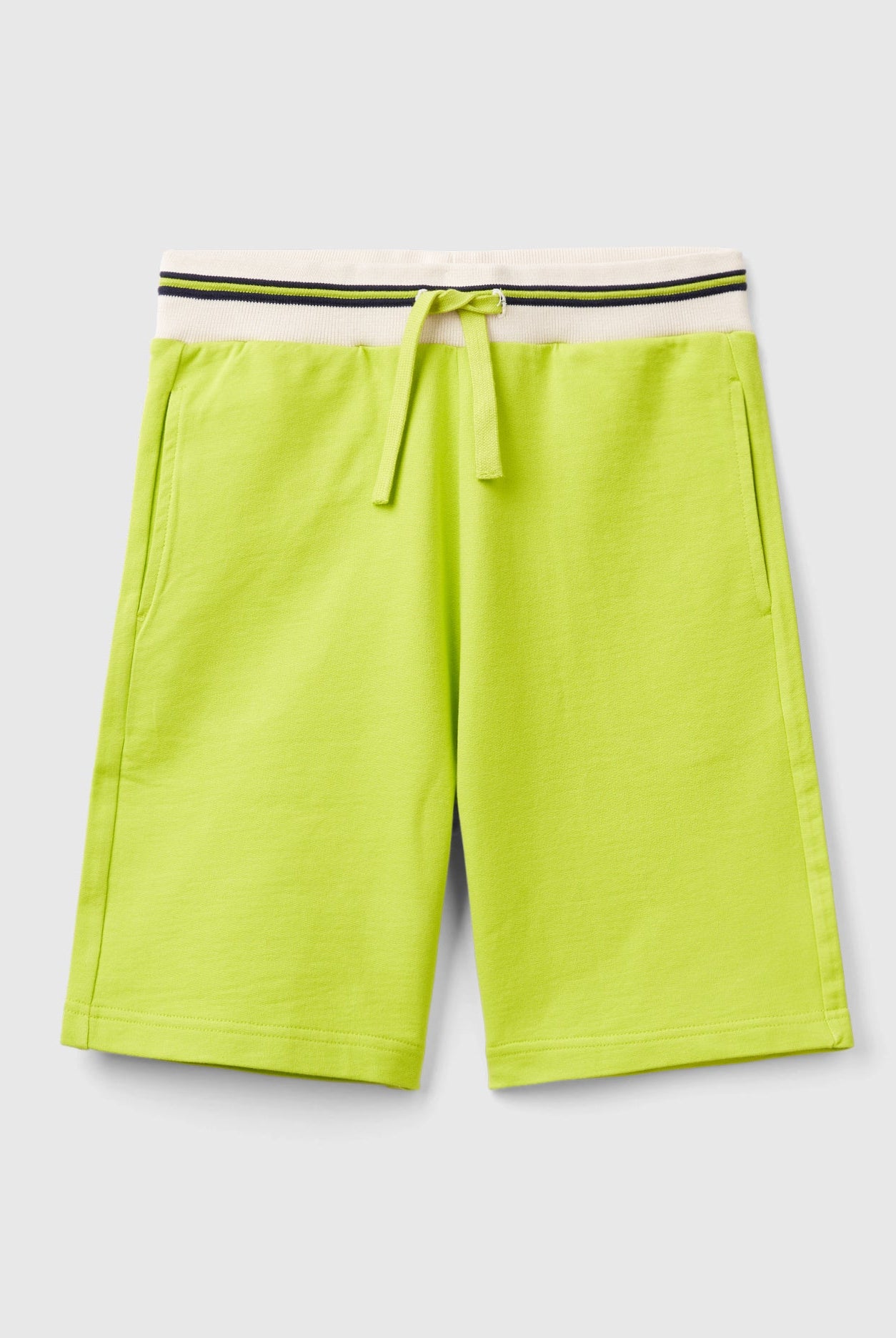 يونايتد كولورز اوف بينيتون شورت برمودا بخصر وجيب خلفي مطرز بالشعار أطفالي