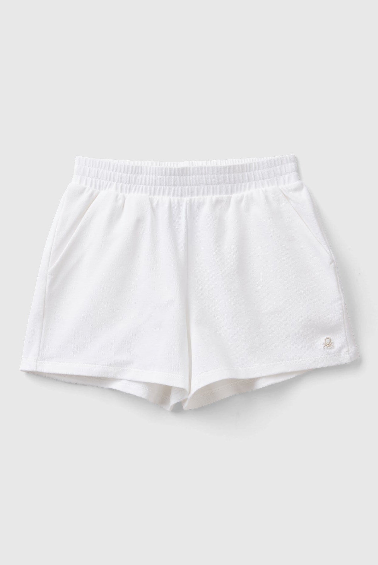 يونايتد كولورز اوف بينيتون شورت مع تطريز شعار على الجزء الأمامي وخصر مجمع بناتي