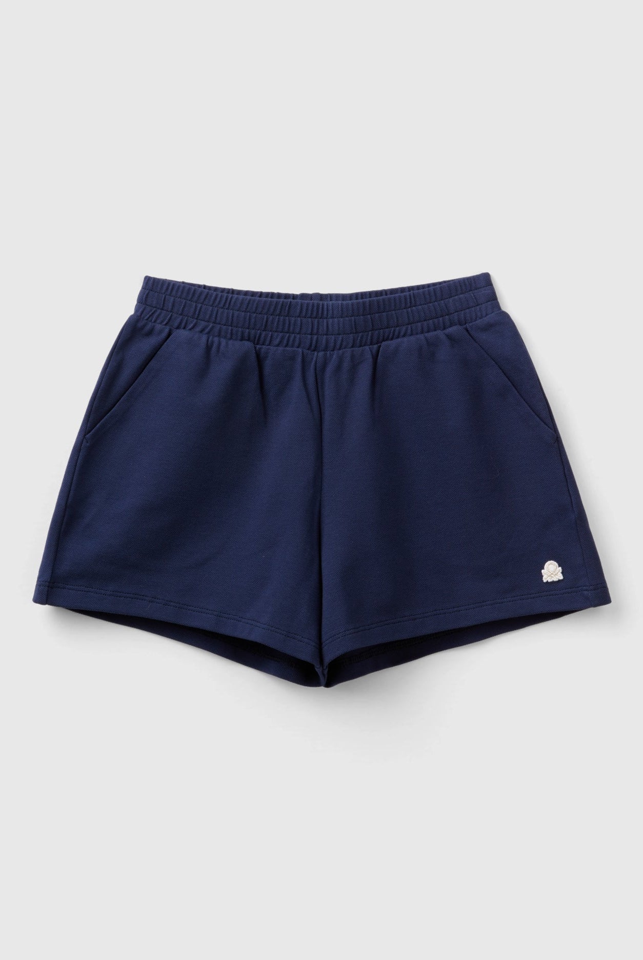 يونايتد كولورز اوف بينيتون شورت مع تطريز شعار على الجزء الأمامي وخصر مجمع بناتي