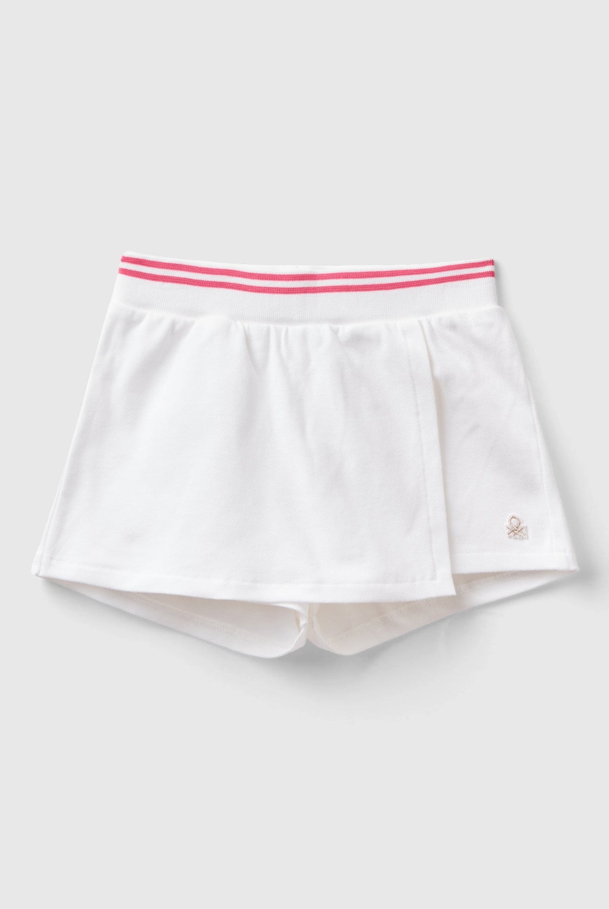 يونايتد كولورز اوف بينيتون تنورة قصيرة بوسط مجمع وشعار مطبوع بناتي