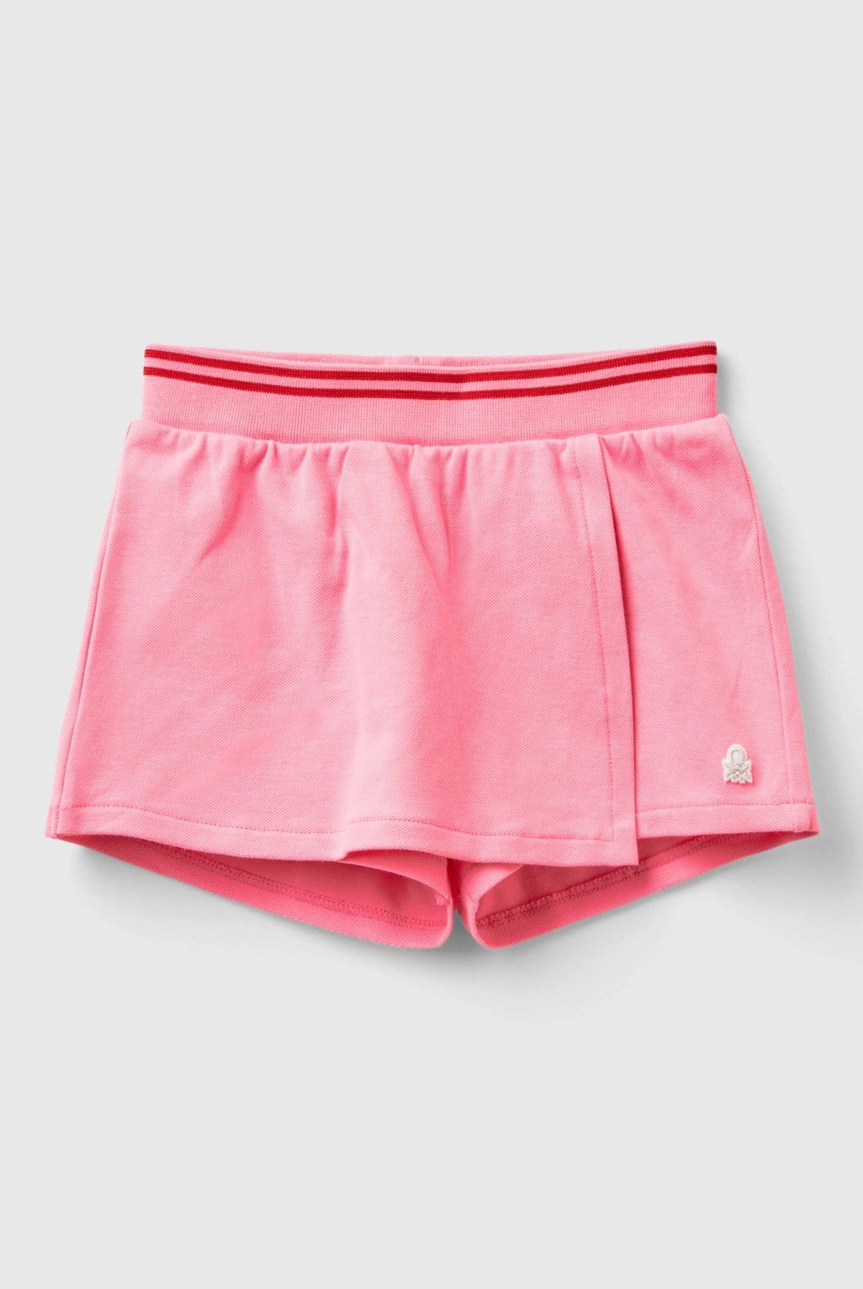 يونايتد كولورز اوف بينيتون تنورة قصيرة بوسط مجمع وشعار مطبوع بناتي