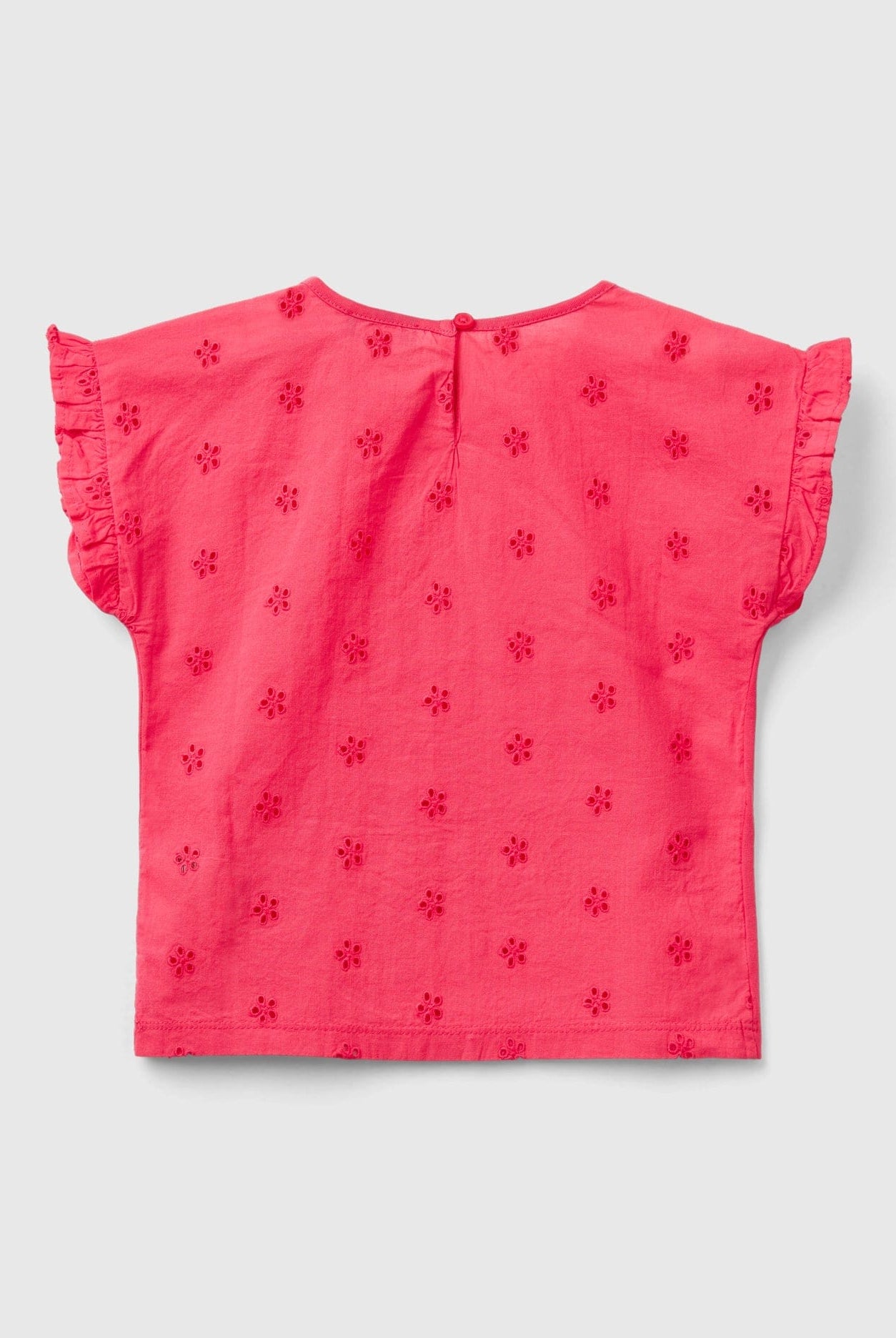 يونايتد كولورز اوف بينيتون تي شيرت بناتي مزخرف مع شعار في الأمام وأكمام قصيرة مموجة