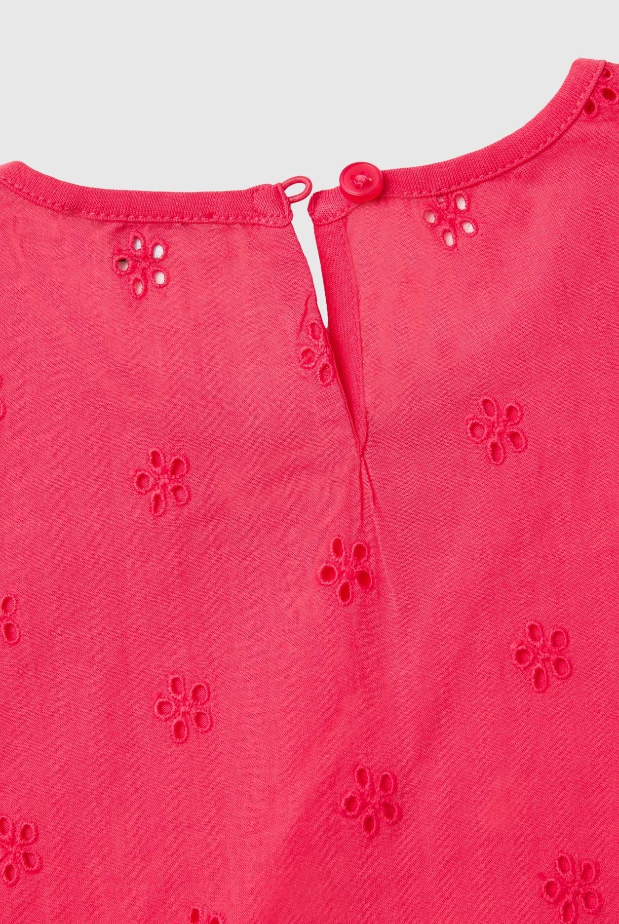 يونايتد كولورز اوف بينيتون تي شيرت بناتي مزخرف مع شعار في الأمام وأكمام قصيرة مموجة