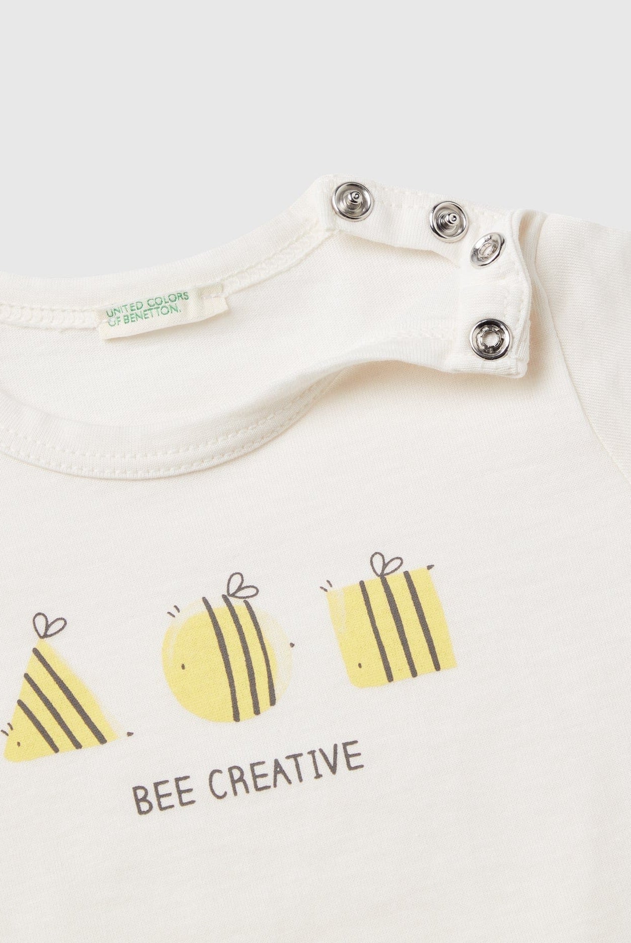 يونايتد كولورز اوف بينيتون تي شيرت رضع بأكمام قصيرة ورسومات عالصدر من القطن العضوي 100%