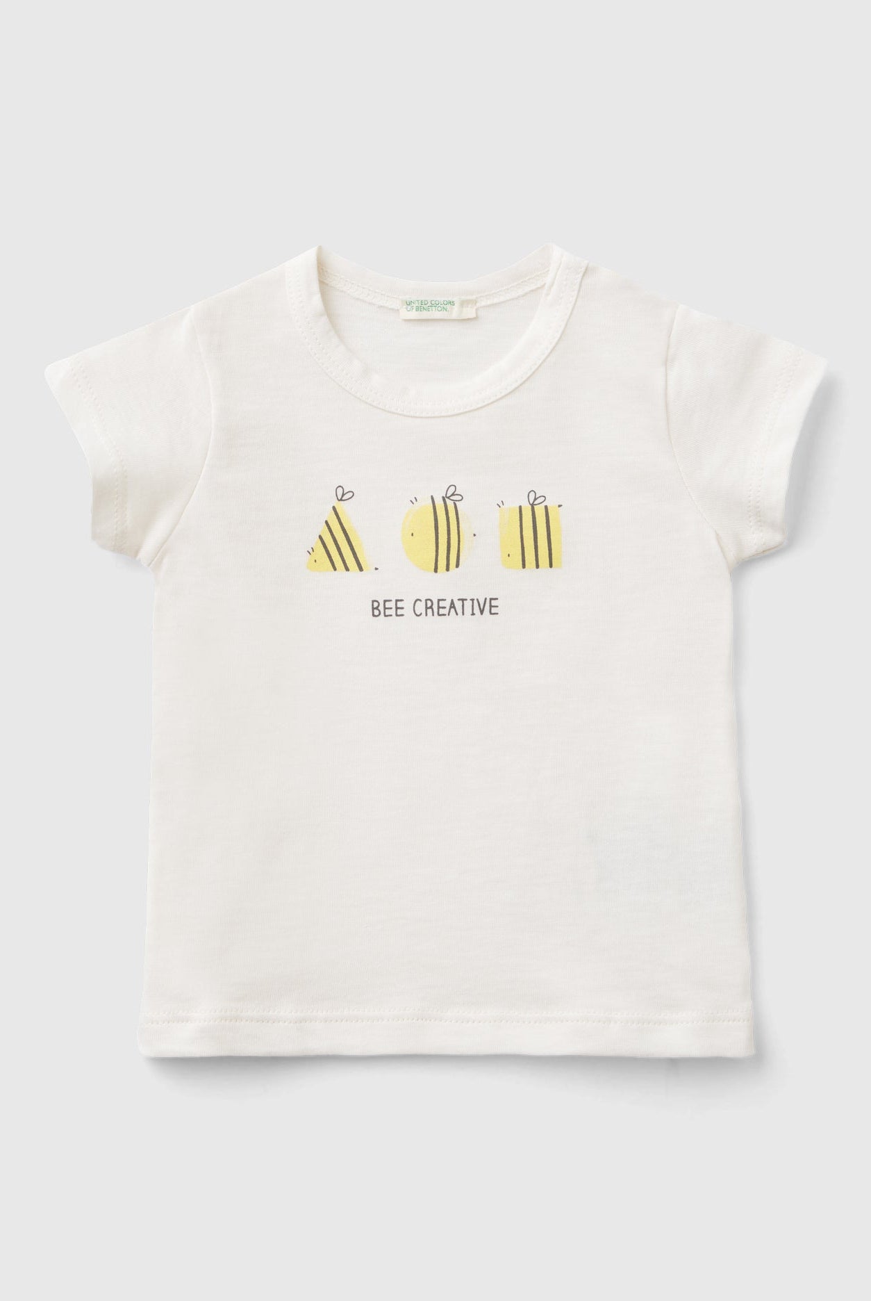 يونايتد كولورز اوف بينيتون تي شيرت رضع بأكمام قصيرة ورسومات عالصدر من القطن العضوي 100%