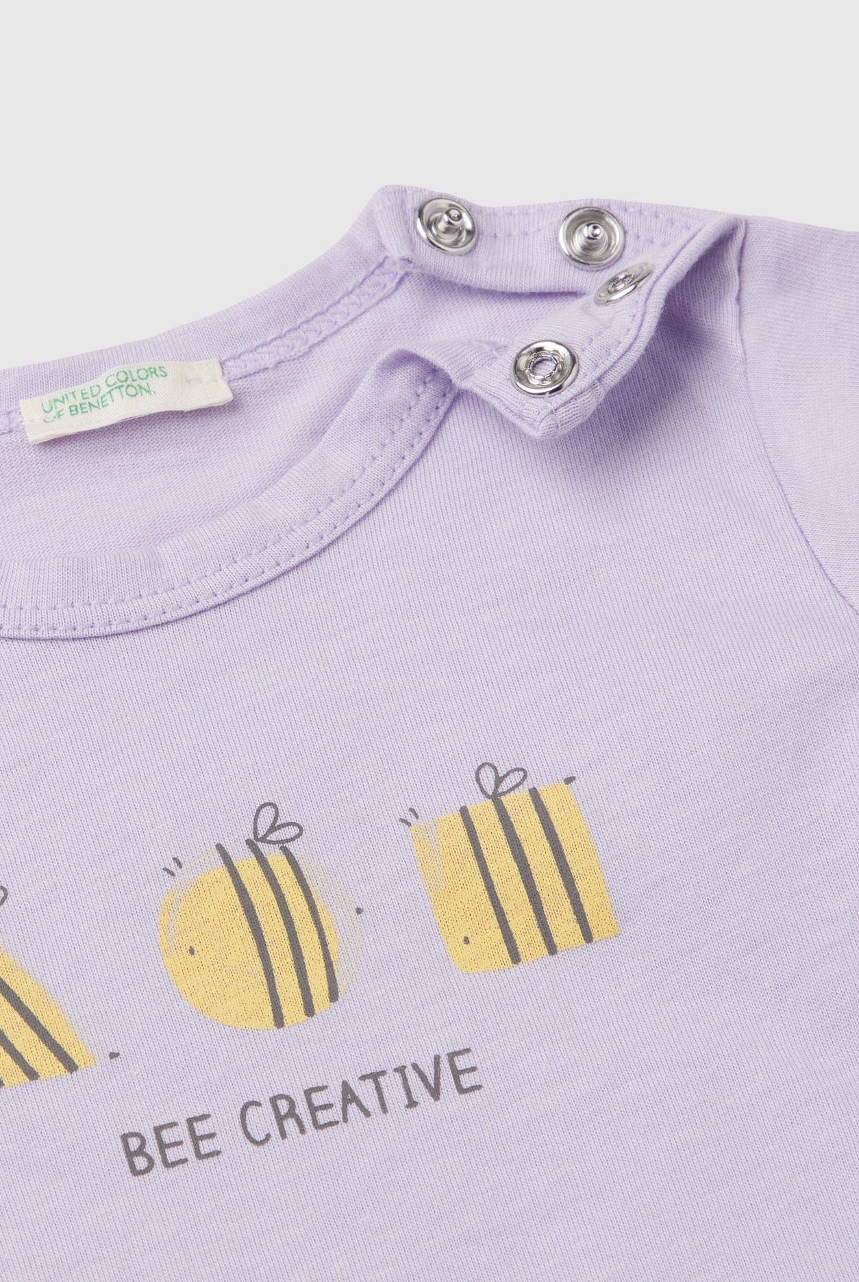 يونايتد كولورز اوف بينيتون تي شيرت رضع بأكمام قصيرة ورسومات عالصدر من القطن العضوي 100%