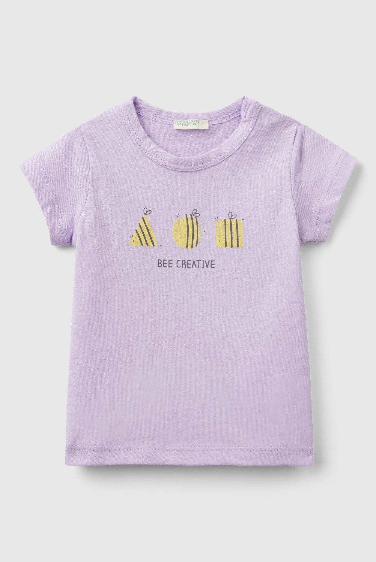 يونايتد كولورز اوف بينيتون تي شيرت رضع بأكمام قصيرة ورسومات عالصدر من القطن العضوي 100%