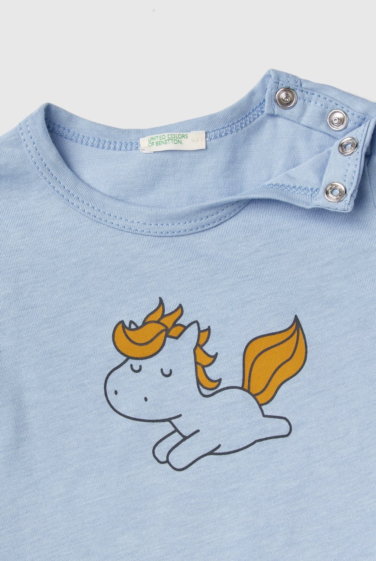 يونايتد كولورز اوف بينيتون تيشيرت برقبة دائرية مع طباعة يونيكورن وأزرار كبس على الأكتاف رضع