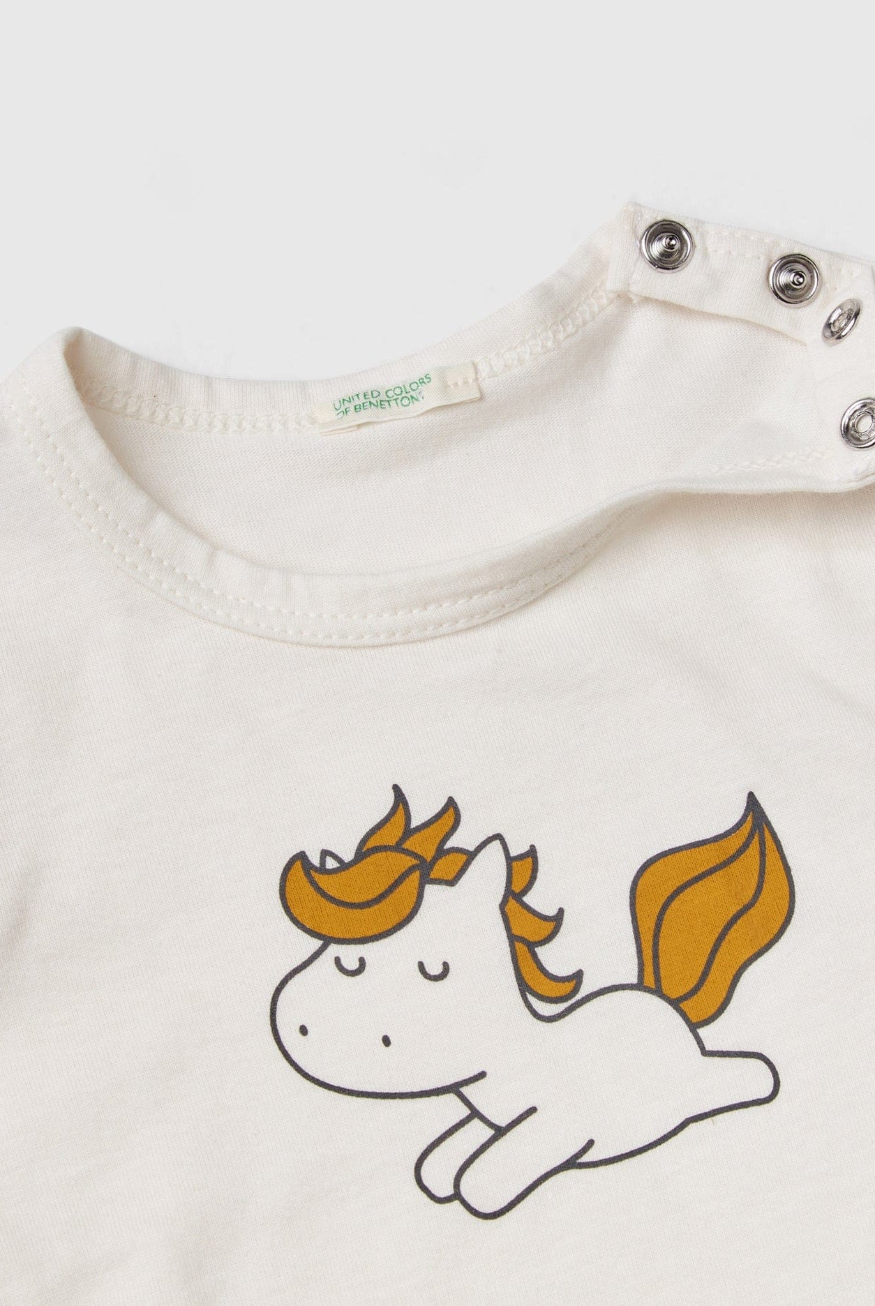 يونايتد كولورز اوف بينيتون تيشيرت برقبة دائرية مع طباعة يونيكورن وأزرار كبس على الأكتاف رضع