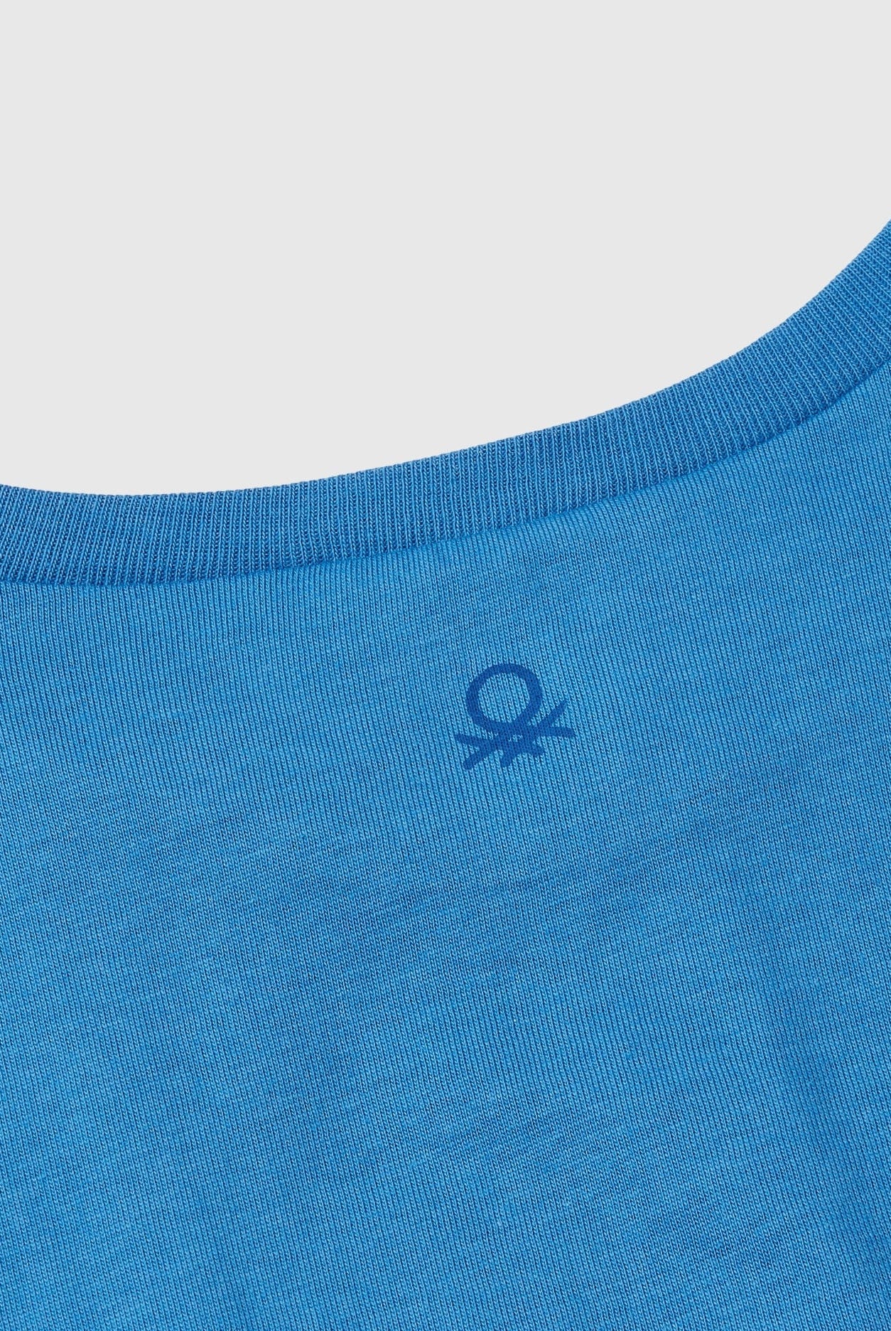 يونايتد كولورز اوف بينيتون تيشيرت برقبة دائرية مع طباعة جرافيك أمامية وأكمام بف بناتي