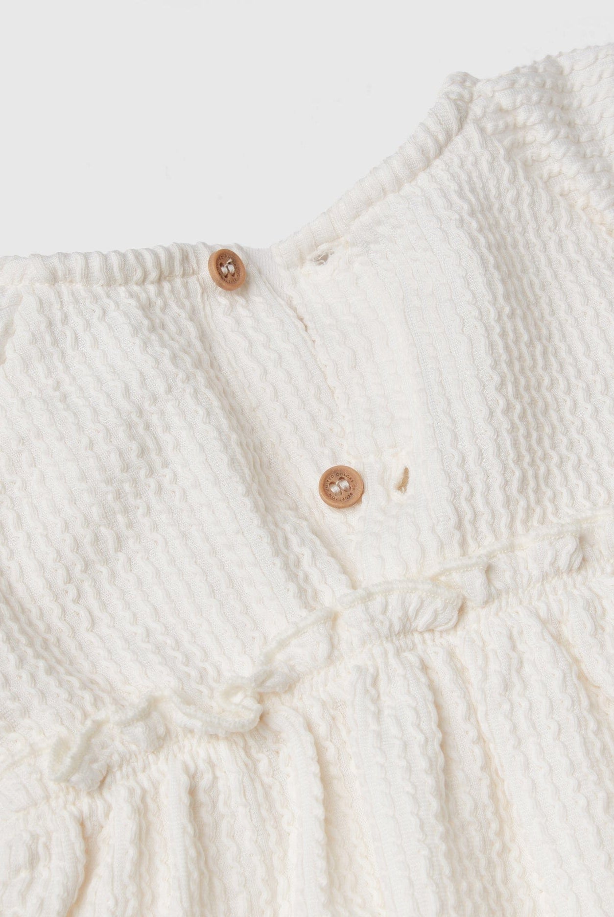 يونايتد كولورز اوف بينيتون طقم من قطعتين بطبعة جرافيك على الجزء العلوي وتفصيلة عقدة على المعصم رضع