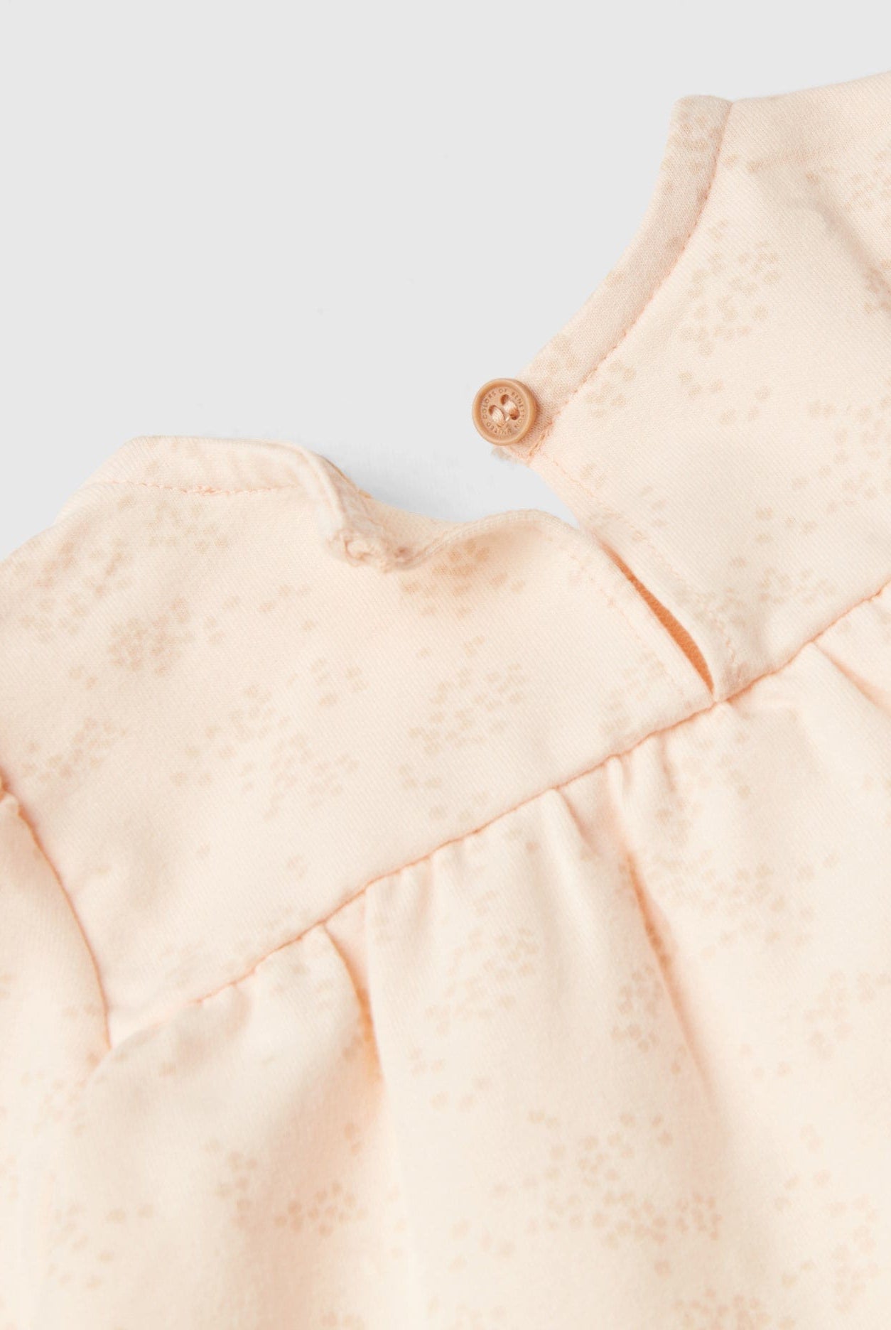 يونايتد كولورز اوف بينيتون طقم من قطعتين بطبعة جرافيك على الجزء العلوي وتفصيلة عقدة على المعصم رضع