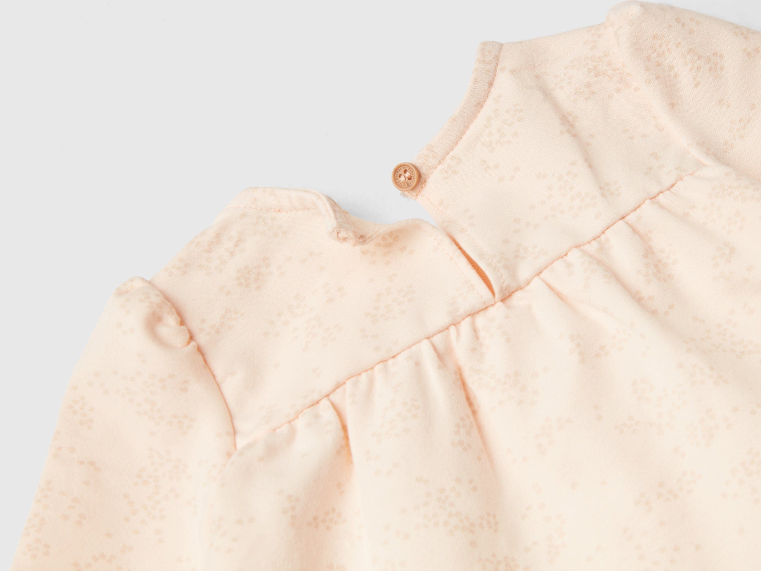 يونايتد كولورز اوف بينيتون طقم من قطعتين بطبعة جرافيك على الجزء العلوي وتفصيلة عقدة على المعصم رضع