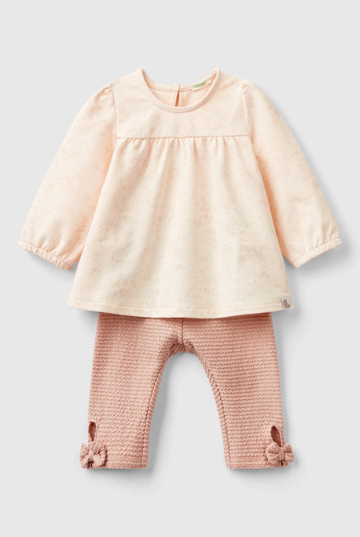 يونايتد كولورز اوف بينيتون طقم من قطعتين بطبعة جرافيك على الجزء العلوي وتفصيلة عقدة على المعصم رضع