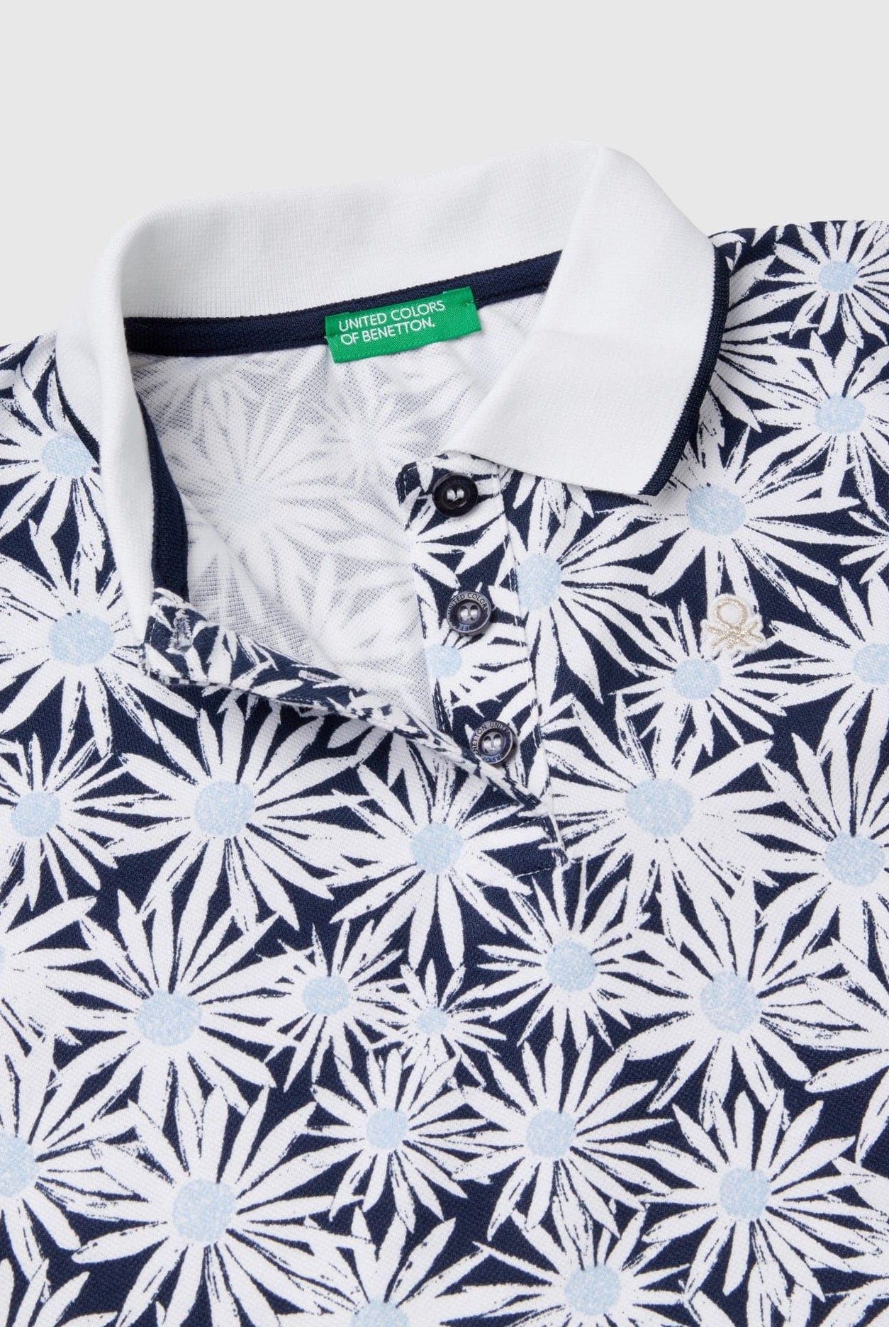 خصومات يونايتد كولورز اوف بينيتون تي شيرت برقبة بولو منقوش بالكامل بشعار لامع ومطرز أطفالي