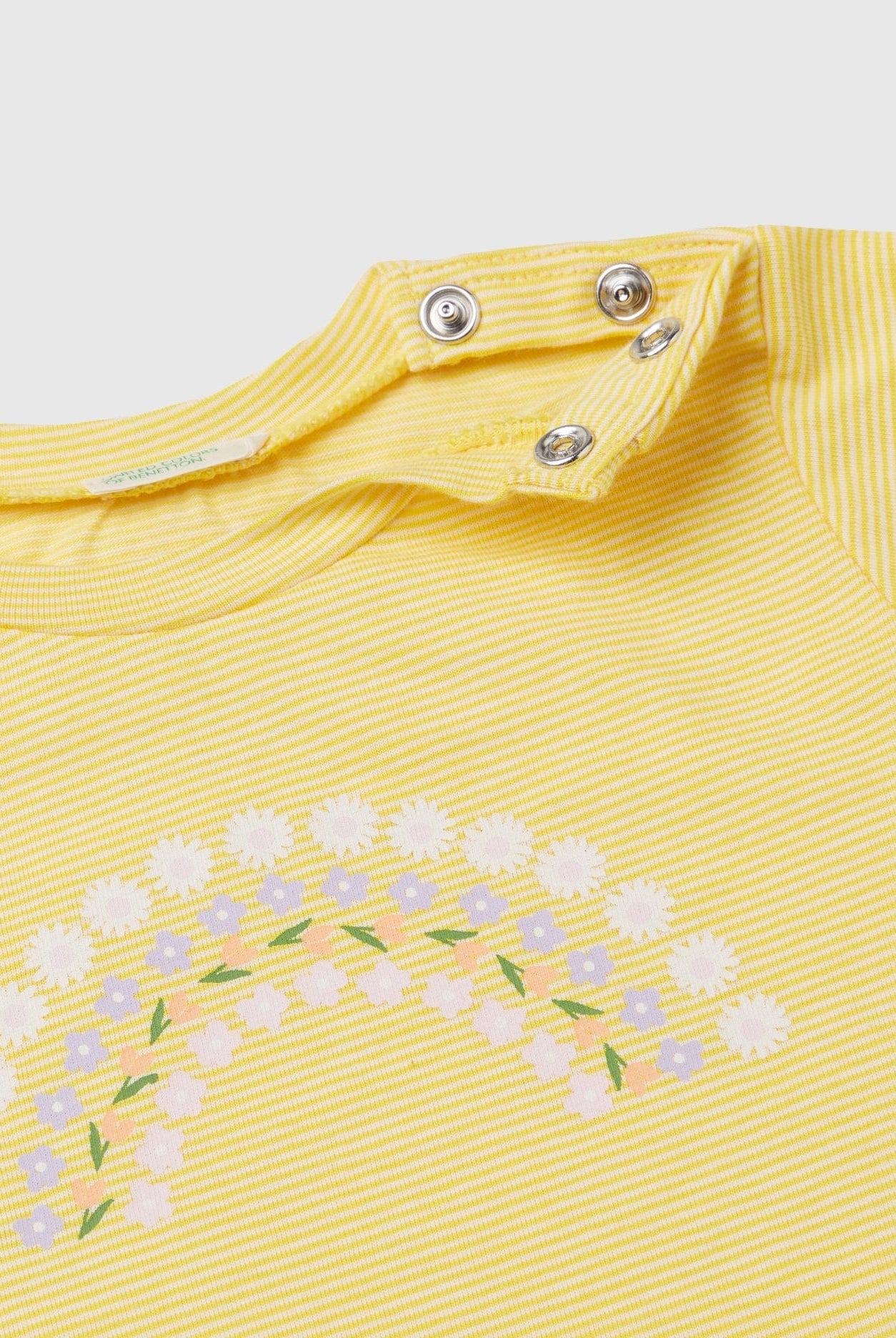 يونايتد كولورز اوف بينيتون تيشيرت بطبعة أمامية وخلفية كم قصير مكشكش رضع أطفال