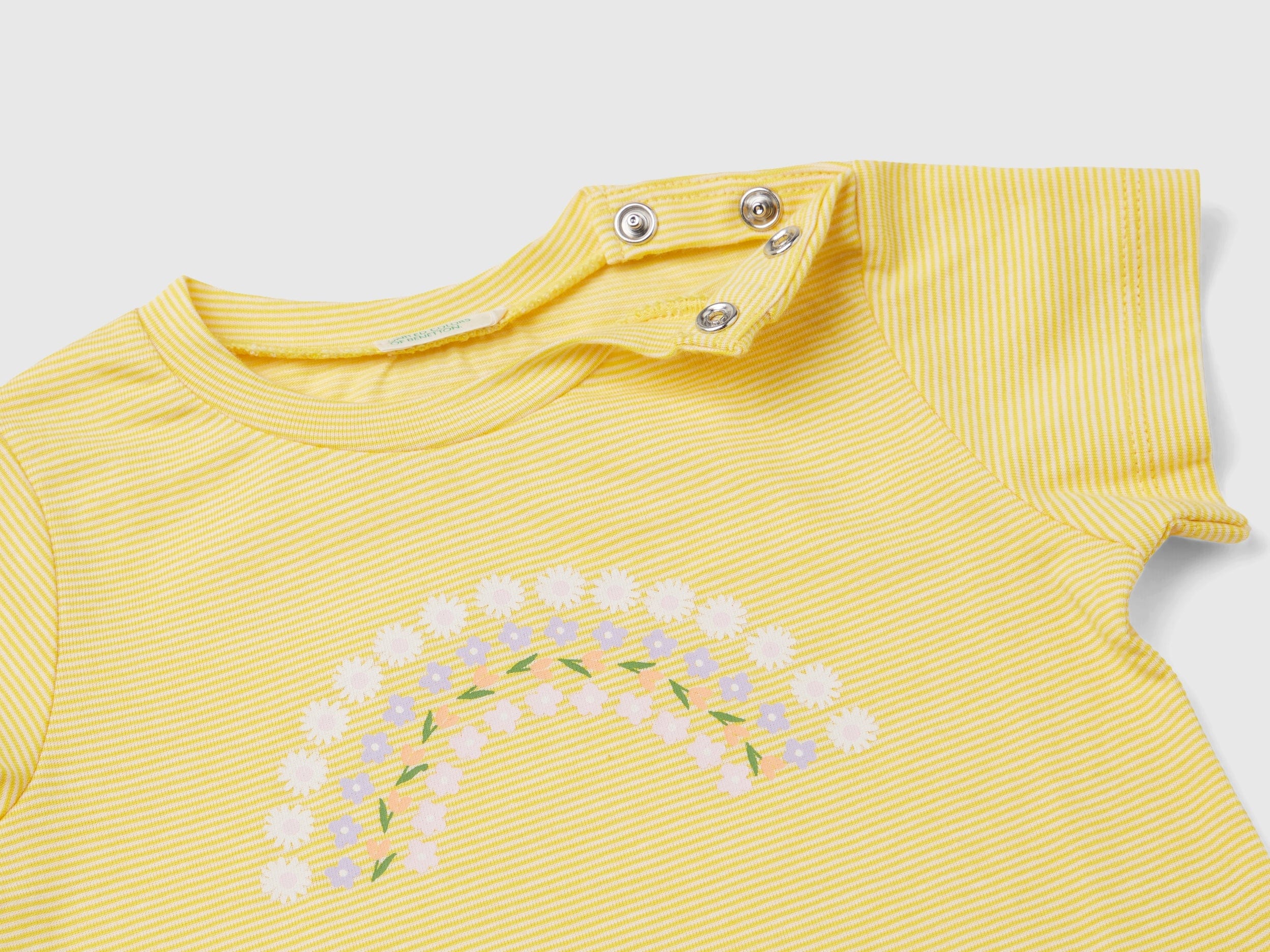 يونايتد كولورز اوف بينيتون تيشيرت بطبعة أمامية وخلفية كم قصير مكشكش رضع أطفال