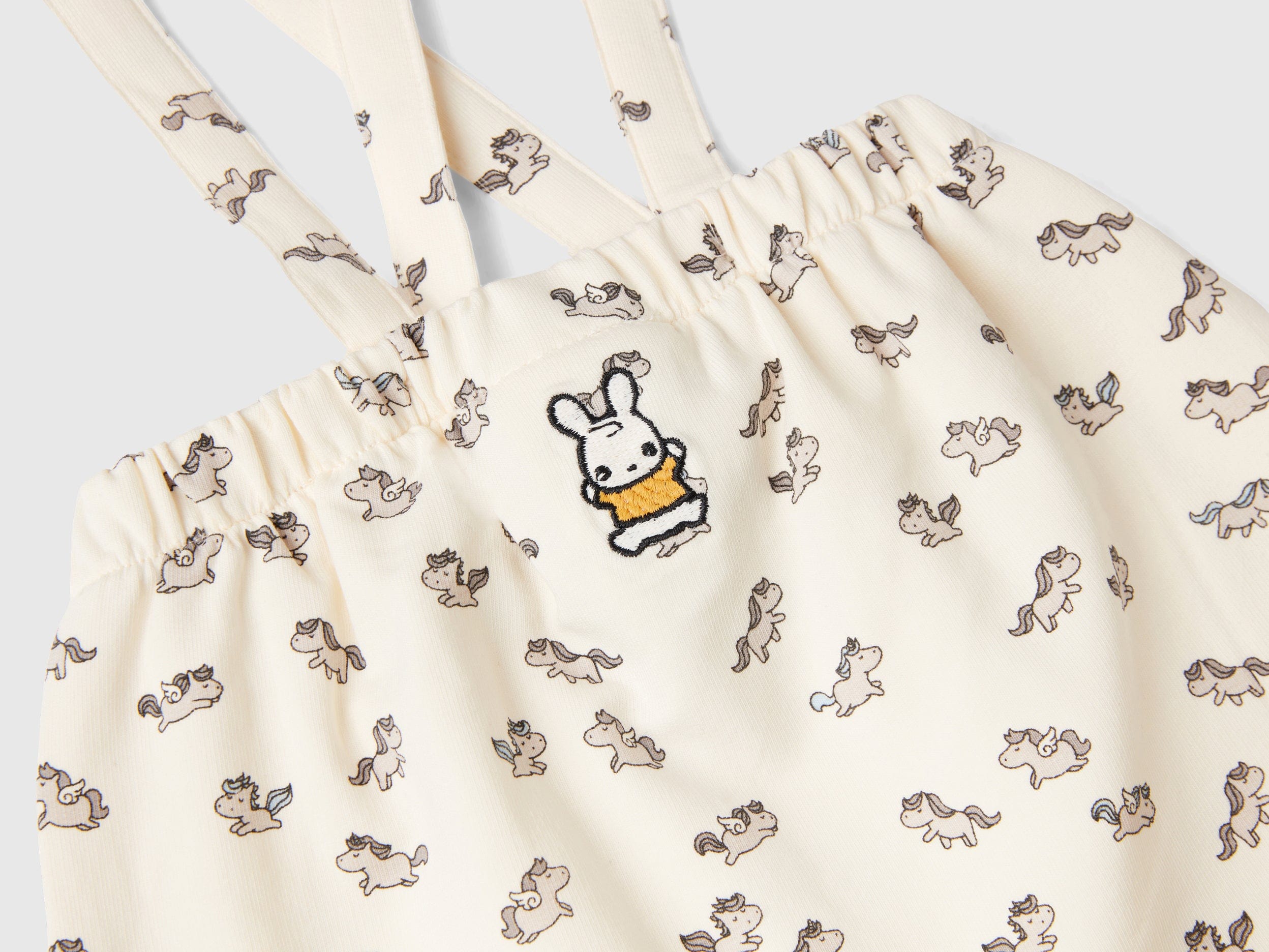 يونايتد كولورز اوف بينيتون طقم رضع مكون من قطعتين بنقوش كاملة مع خصر مجمع وحزام