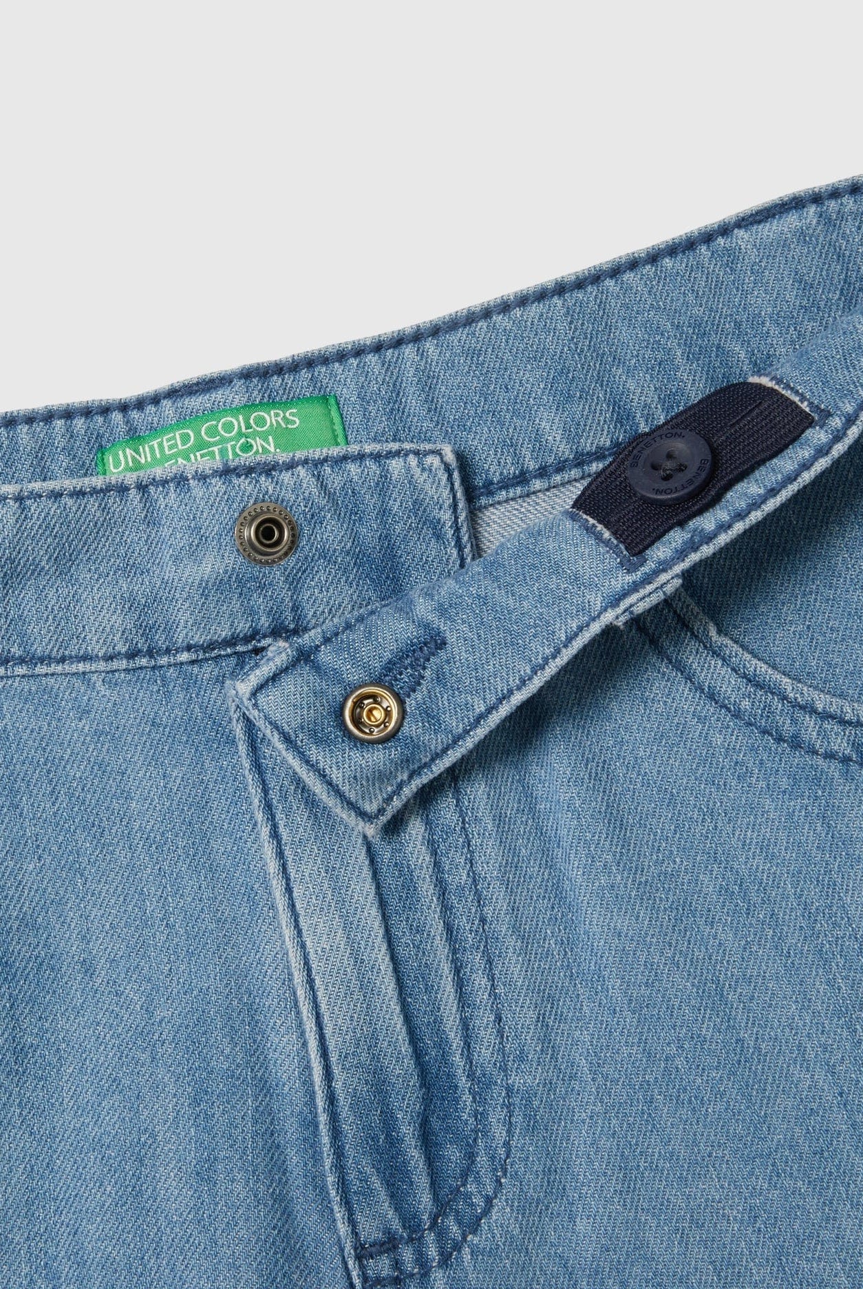 يونايتد كولورز اوف بينيتون تنورة قصيرة اطفالي واسعة مع ثقوب حزام وتفاصيل الجيب