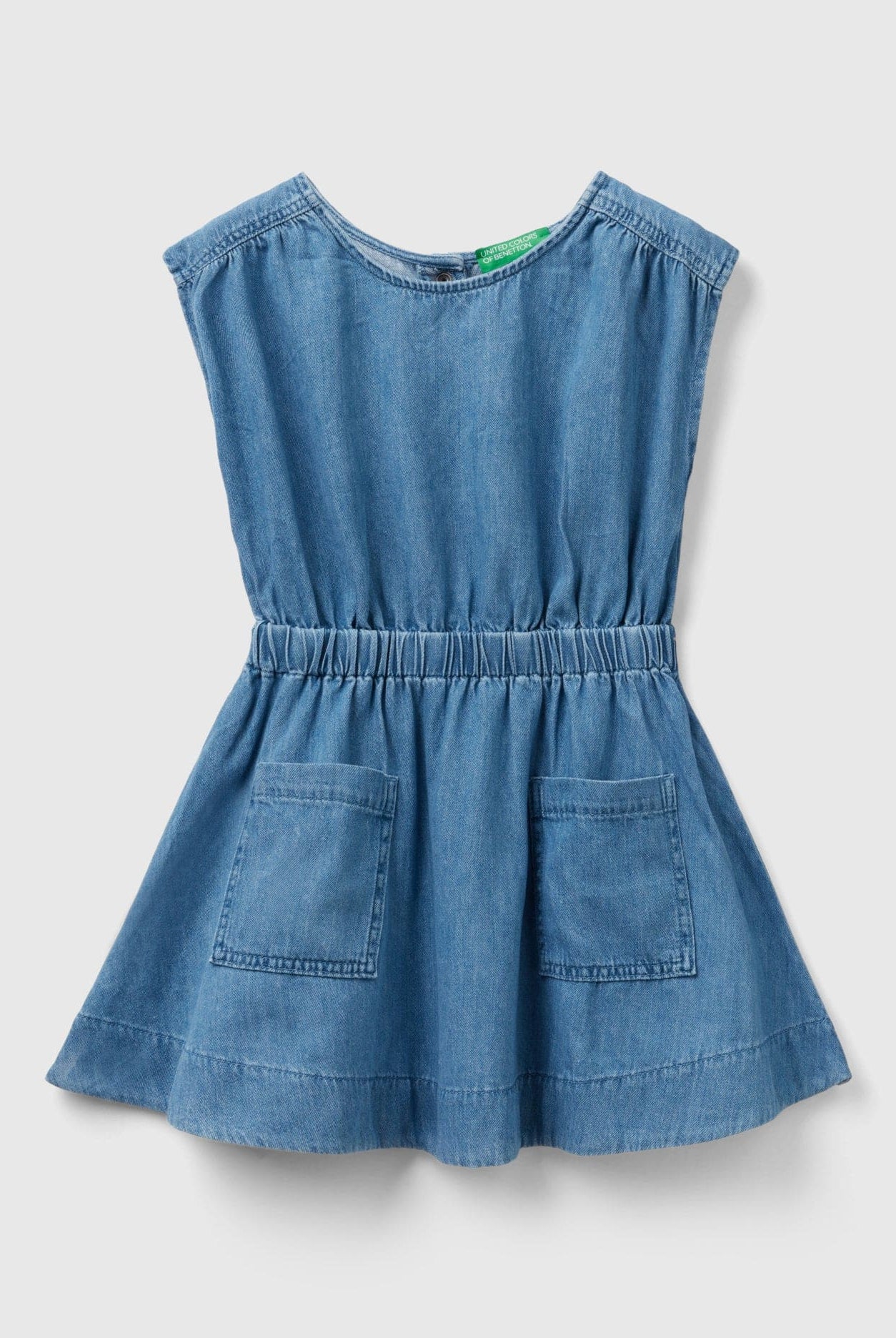 يونايتد كولورز اوف بينيتون فستان دنيم بتفاصيل خلفية ولادي