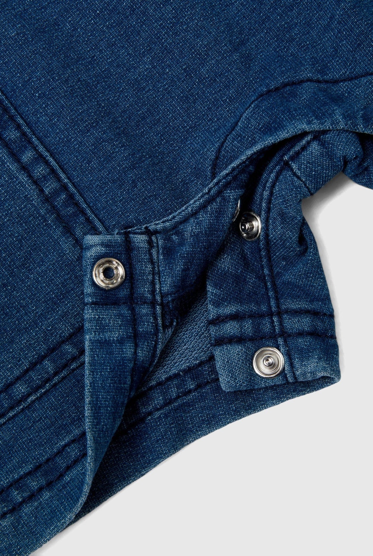 يونايتد كولورز اوف بينيتون سالوبيت رضع جينز قصير بتصميم الدنغري