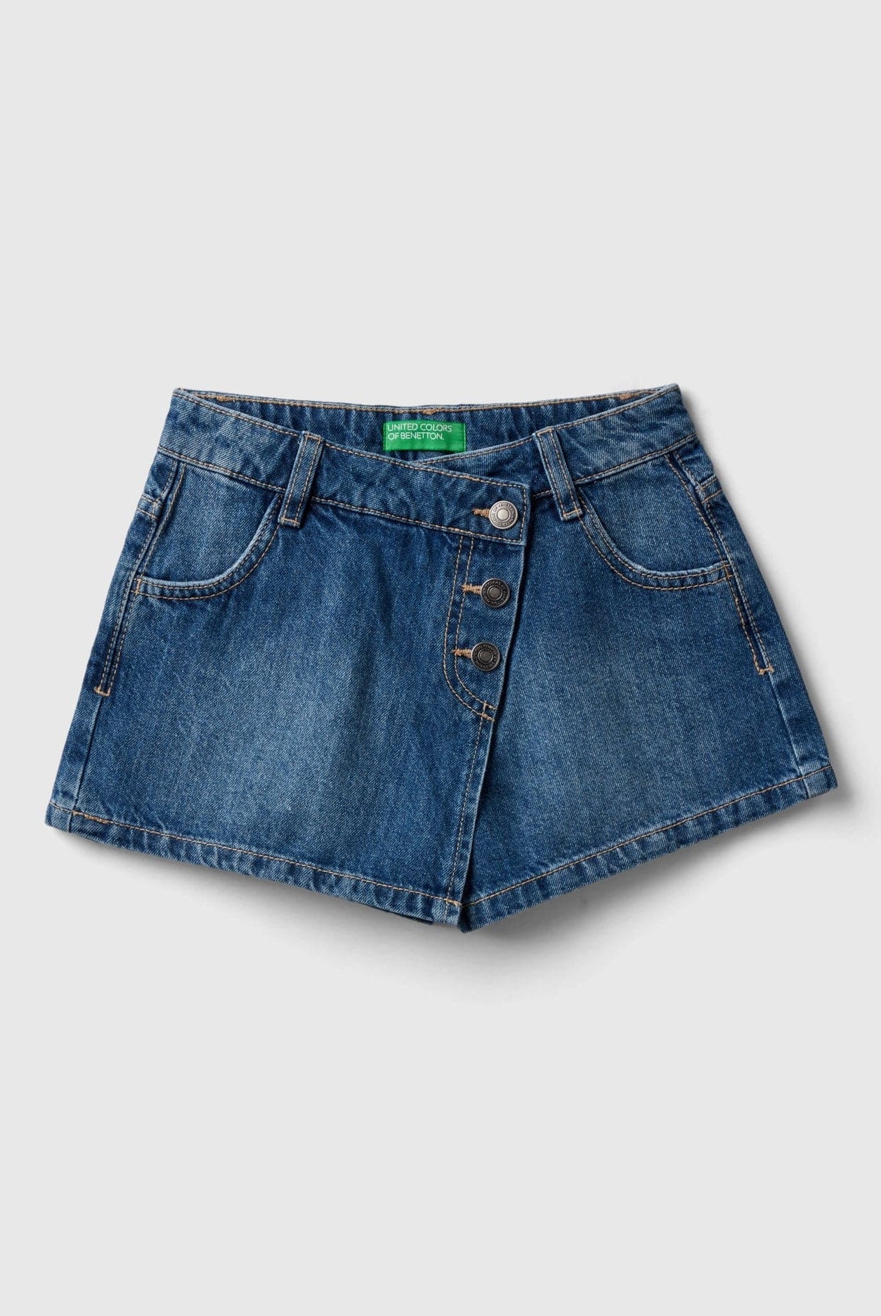 يونايتد كولورز اوف بينيتون شورت بتفاصيل أزرار وجيوب دينم بأربع جيوب أطفالي