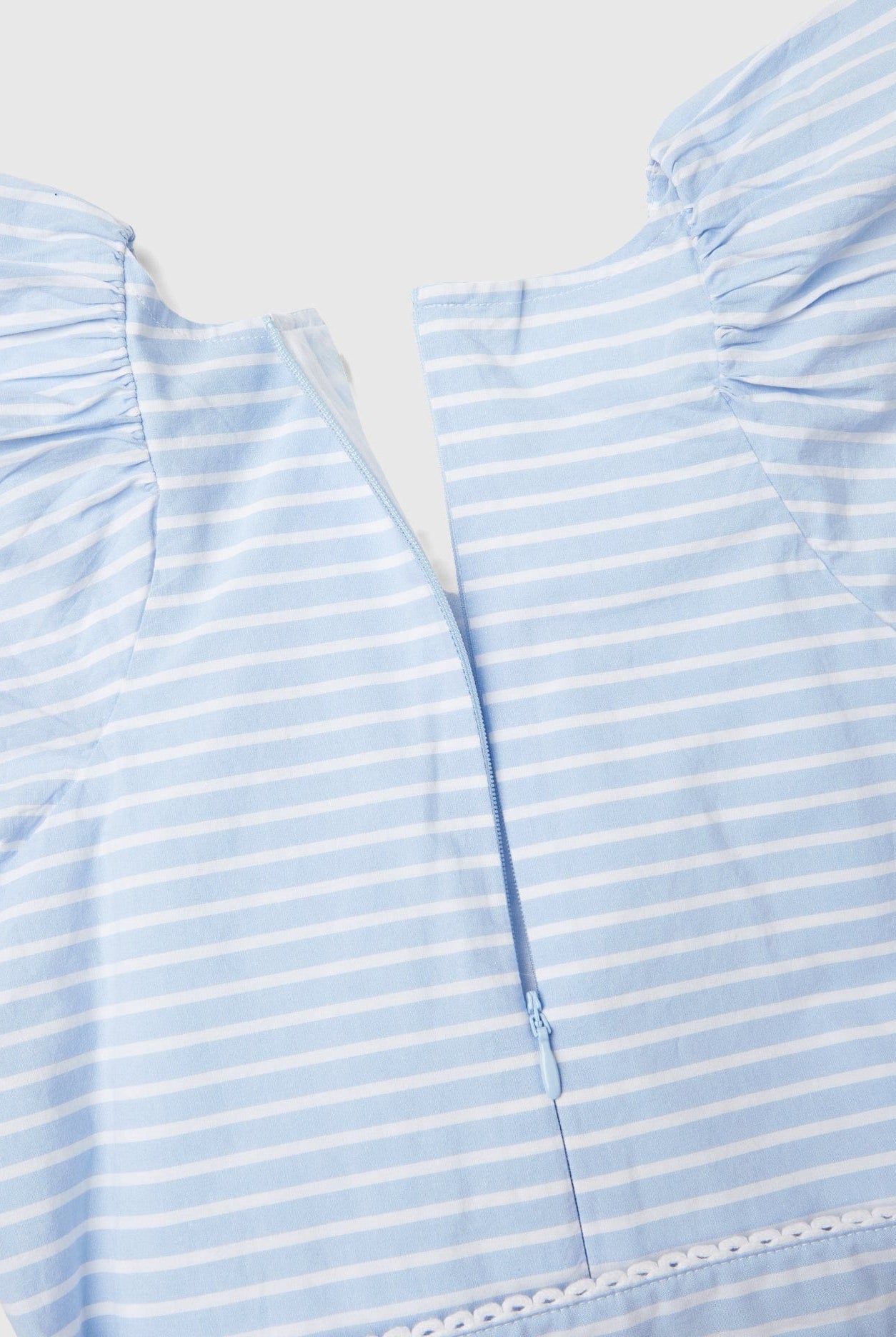 يونايتد كولورز اوف بينيتون فستان مخطط مع تطريز للبنات