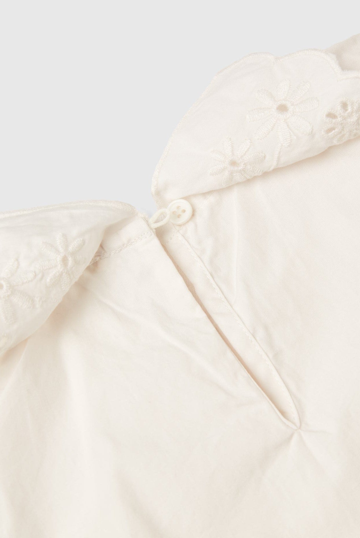 يونايتد كولورز اوف بينيتون بلوزة بناتي بياقة مزخرفة برسمة ورود وأكمام قصيرة